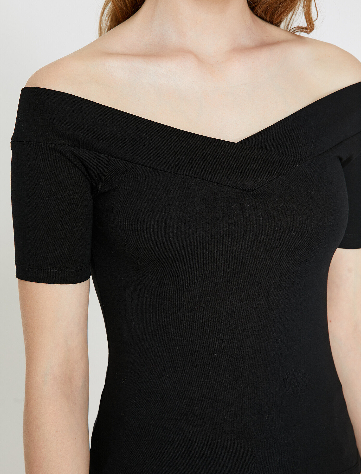   Omzu Açık Tişört