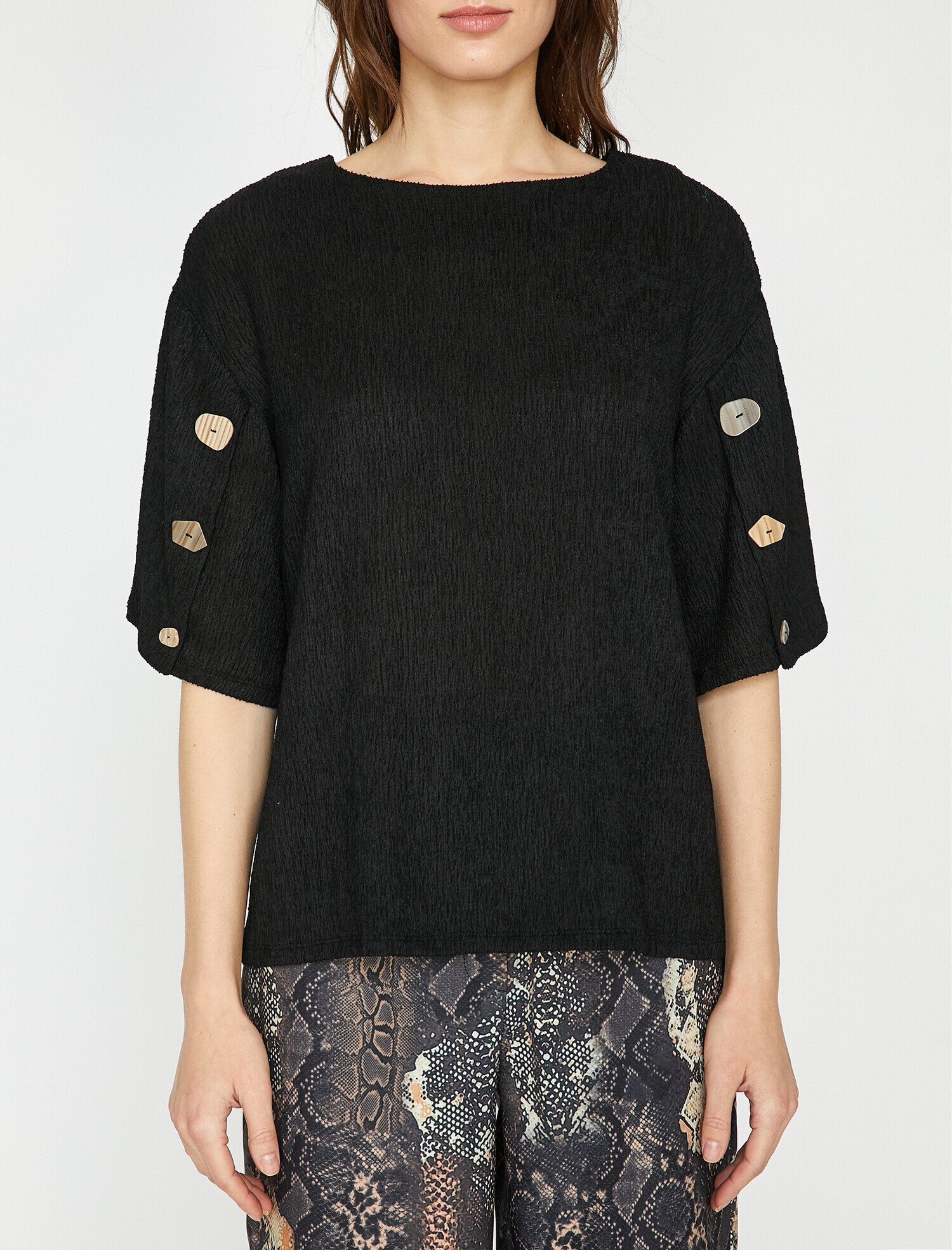   Düğme Detaylı Tişört