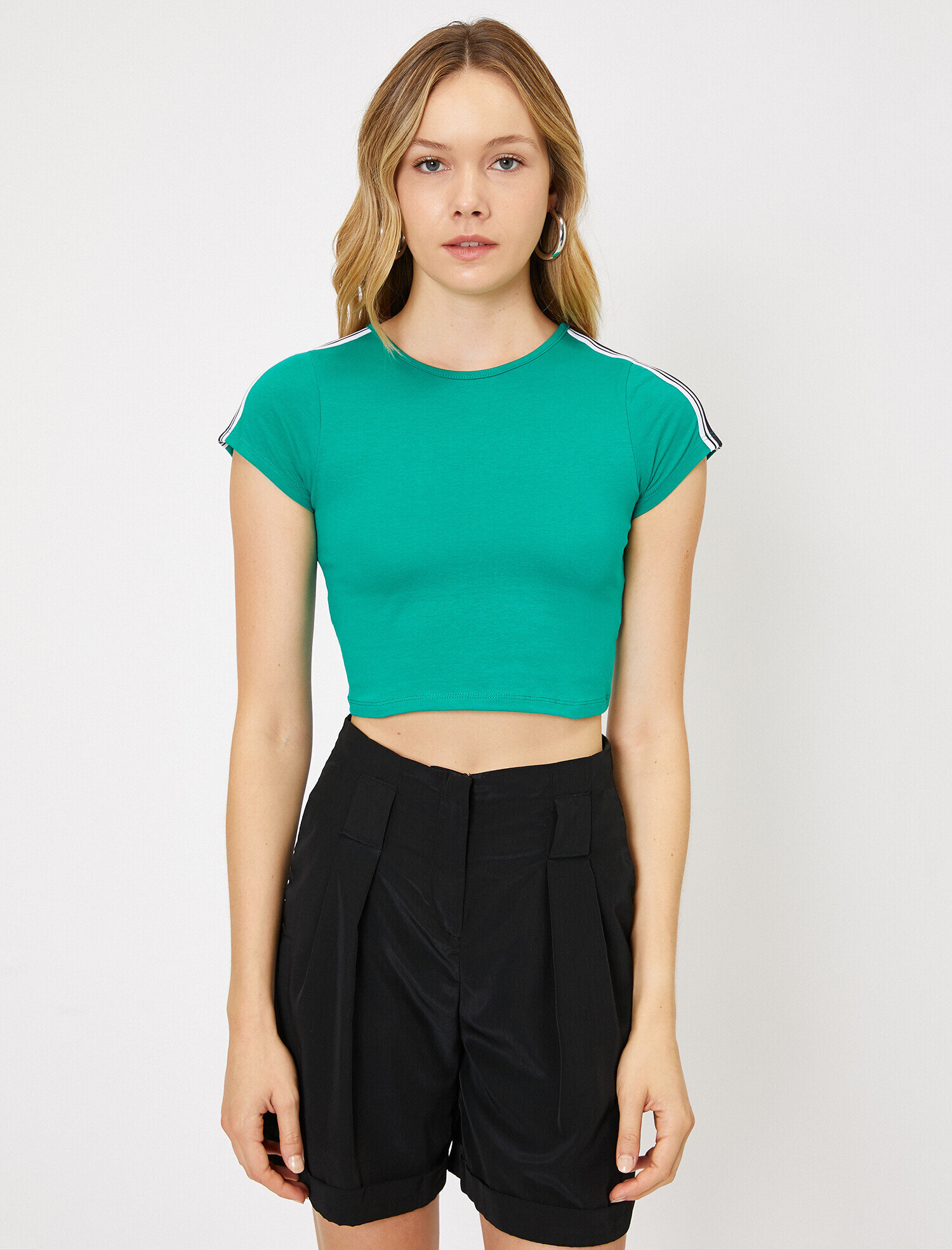 Omuz Sportif Şeritli Kısa Tshirt