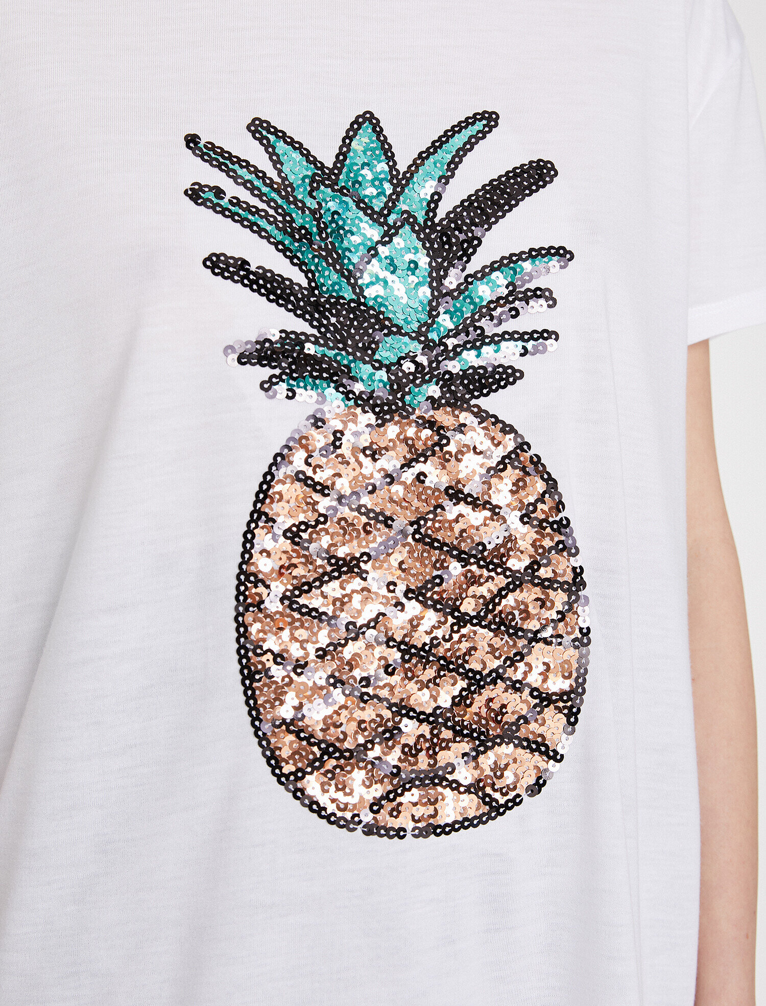   Pul Detaylı Tişört