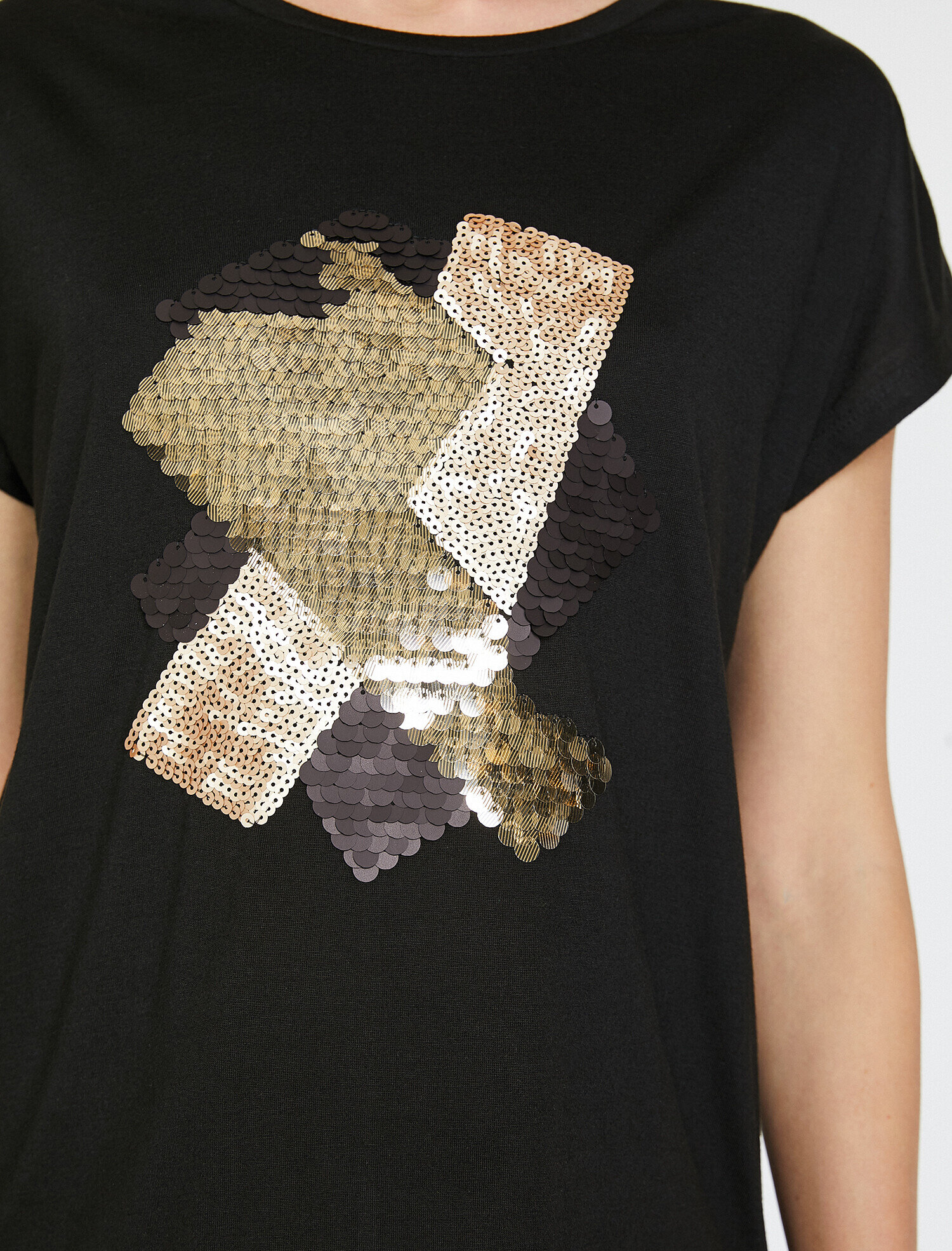   Pul Detaylı Tişört