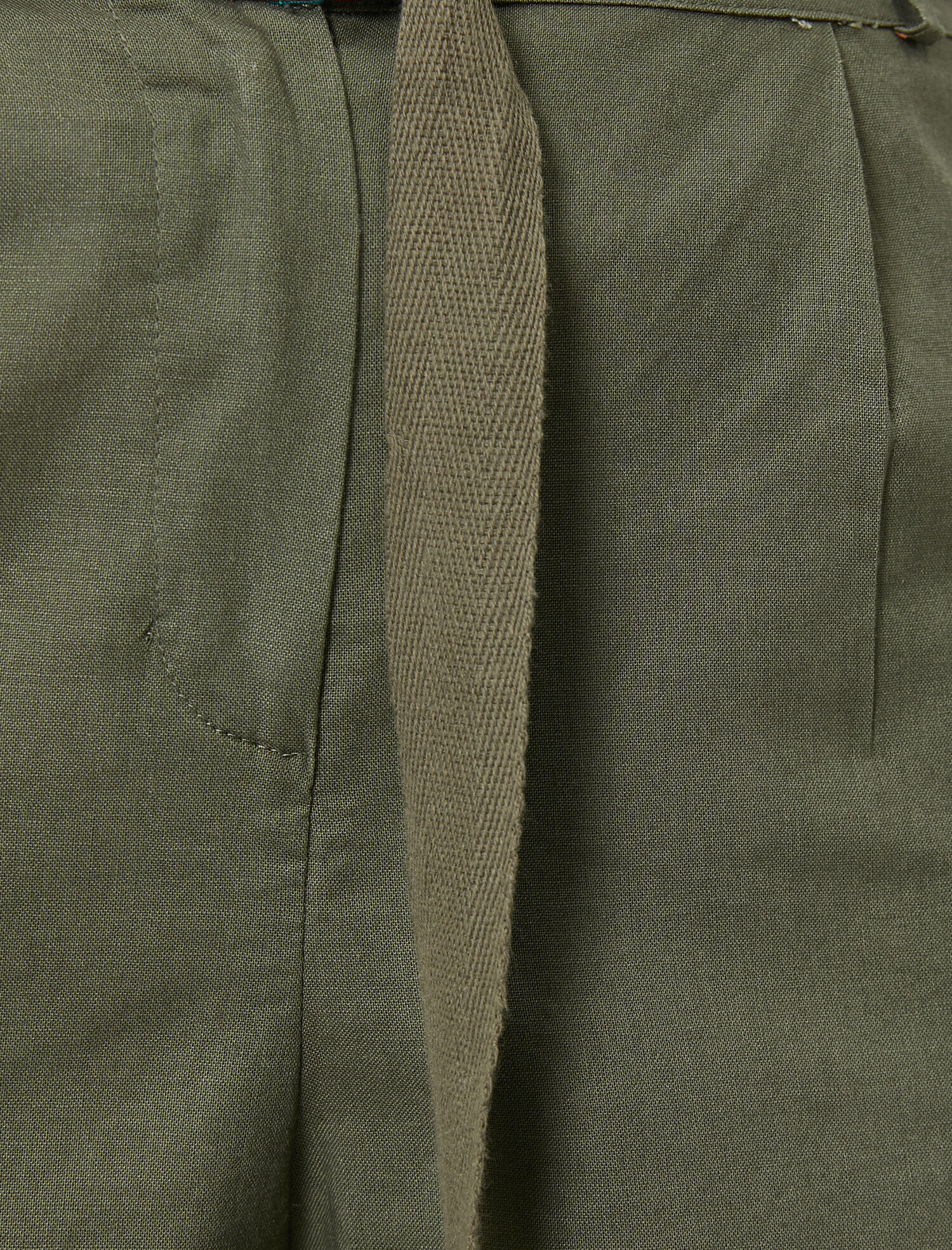   Doğal Dokulu Kemer Detaylı Şort