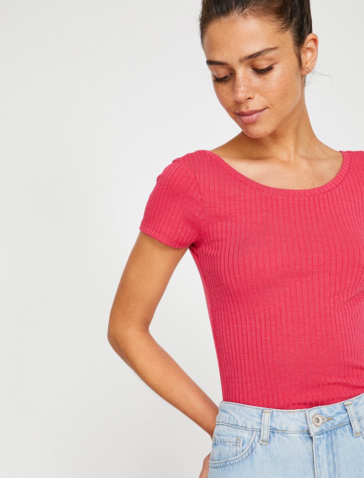   Geniş Yaka Tişört