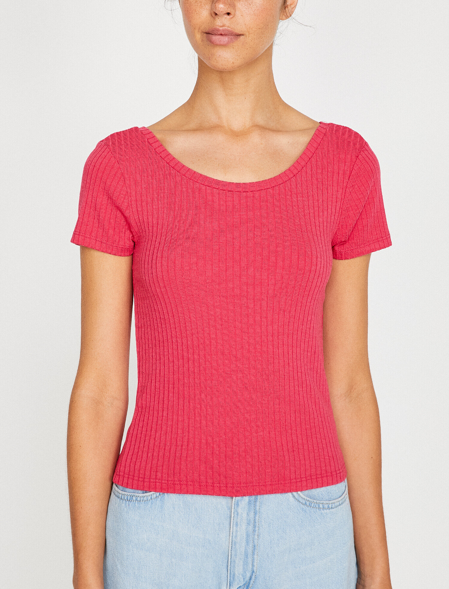   Geniş Yaka Tişört