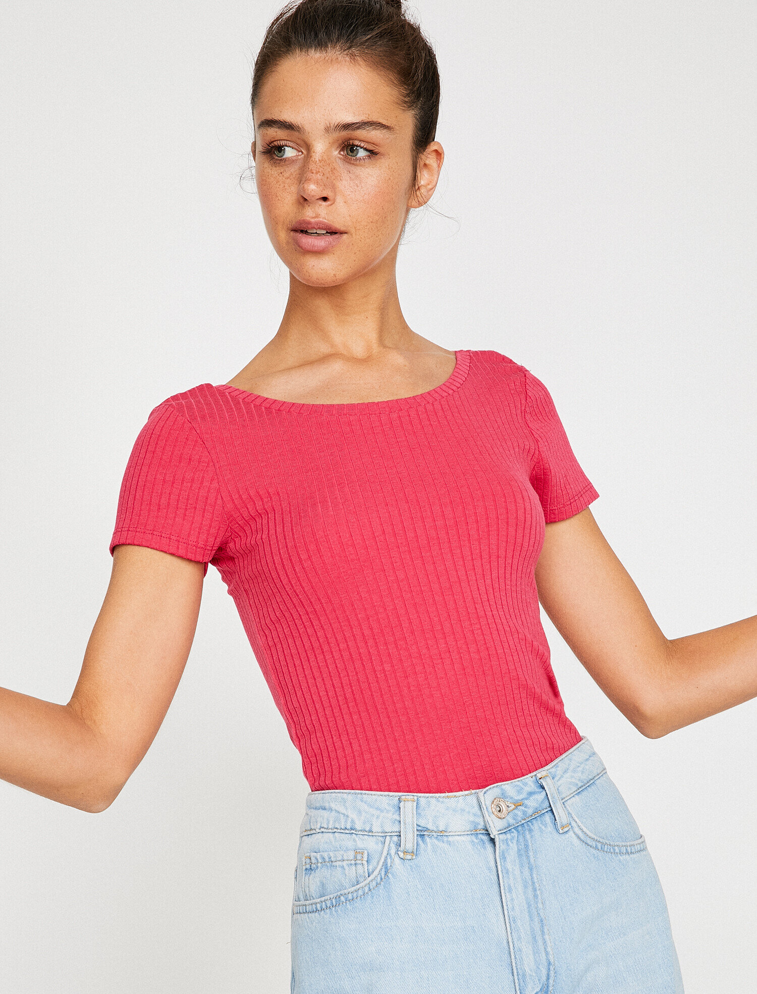   Geniş Yaka Tişört