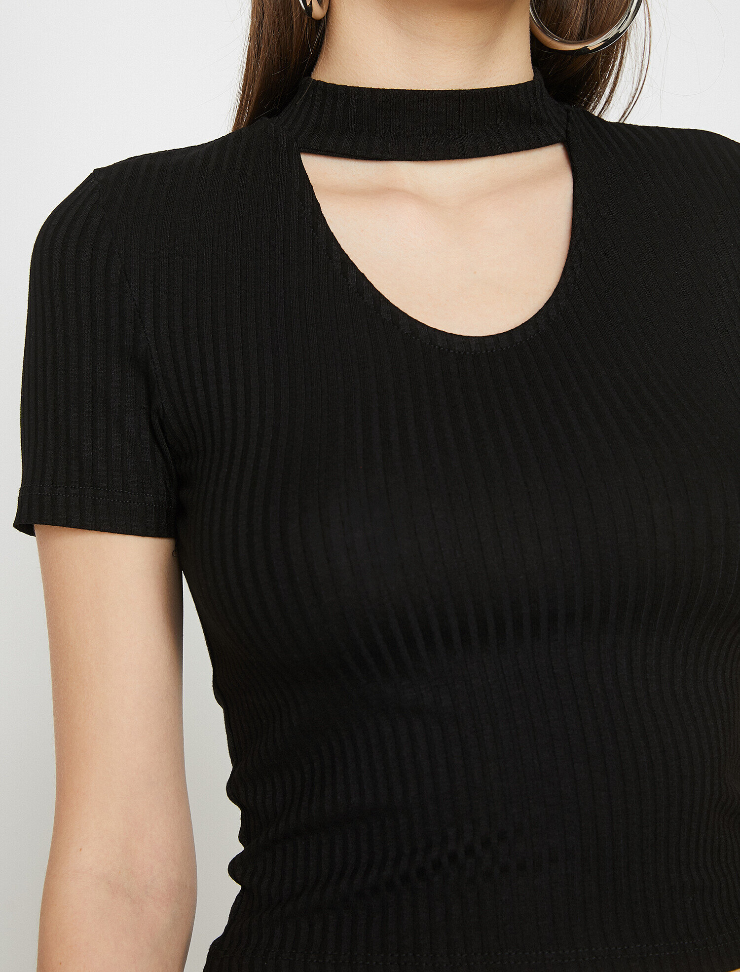   Yaka Detaylı Tişört