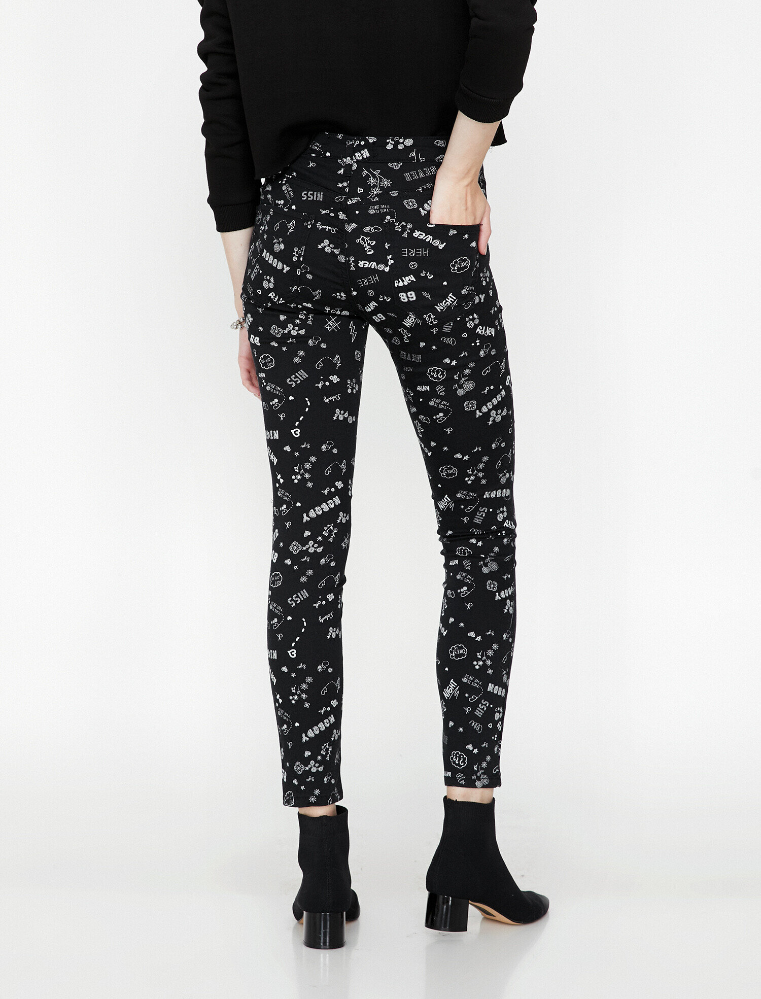   Yazılı Baskılı Pantolon