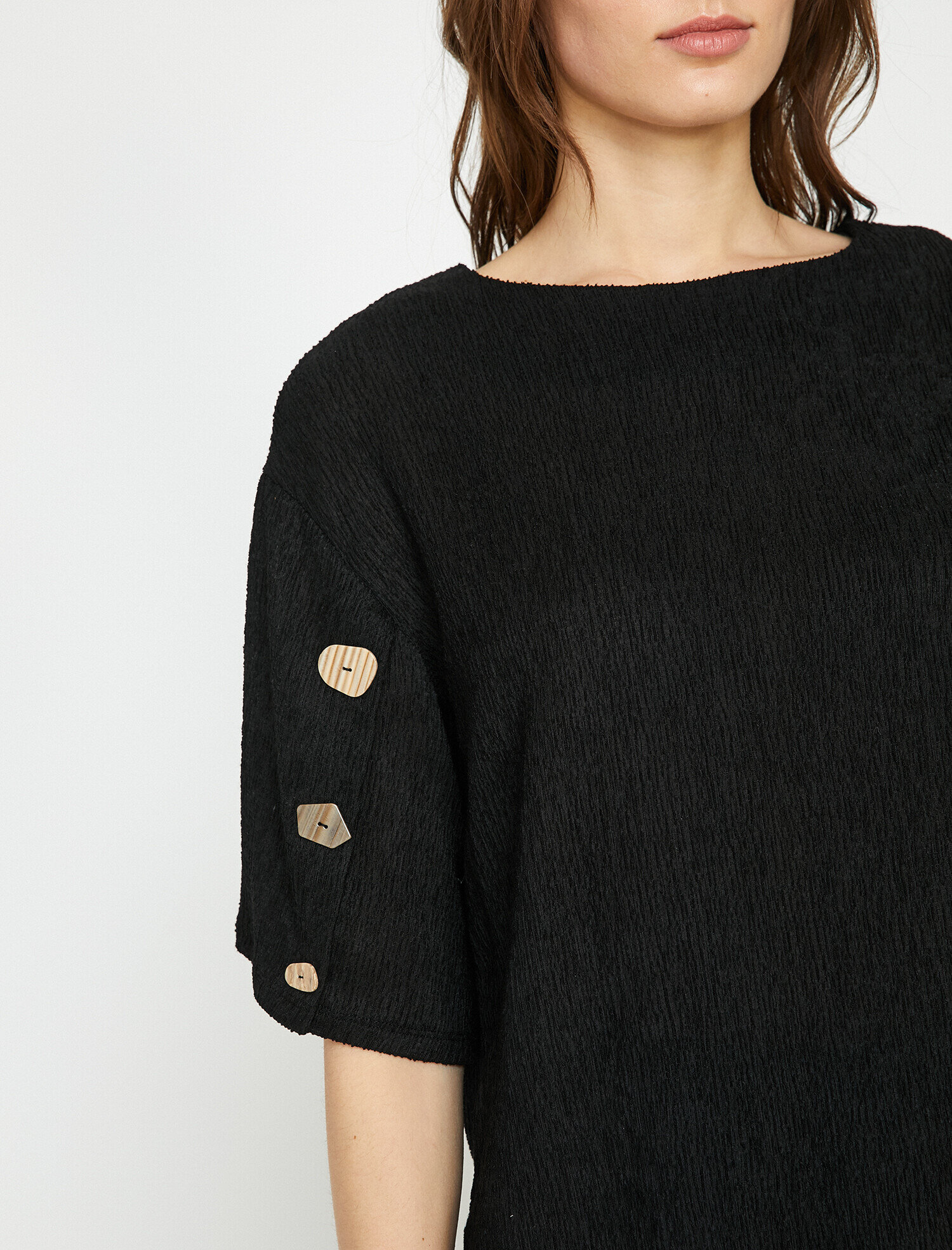   Düğme Detaylı Tişört