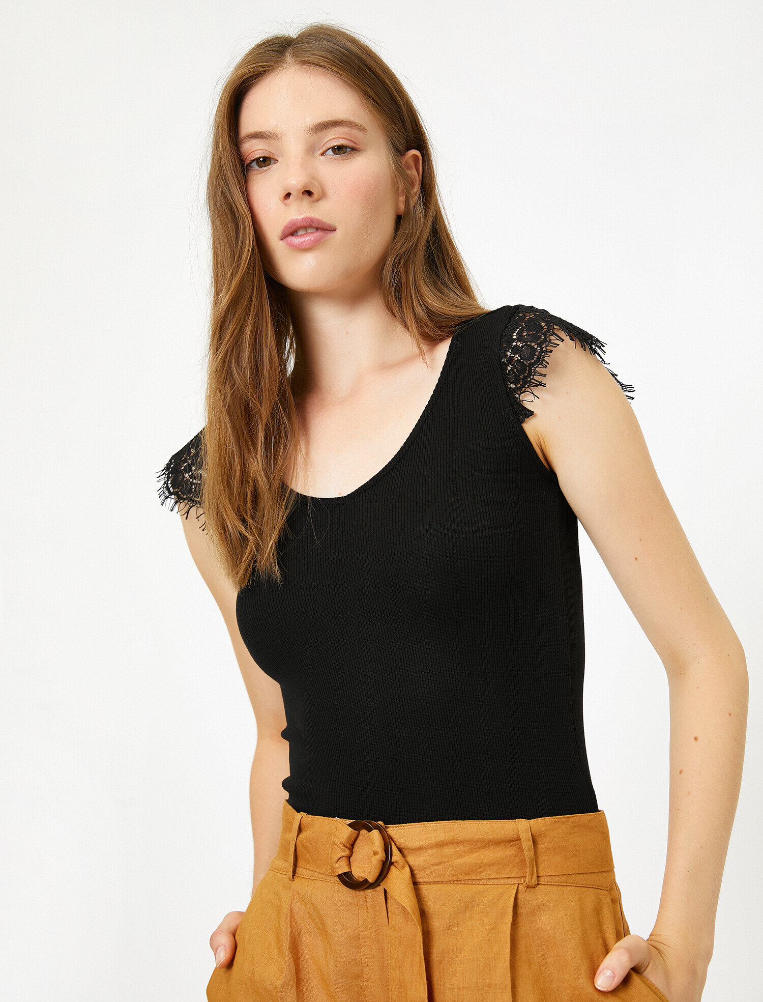   Dantel Detaylı Tişört