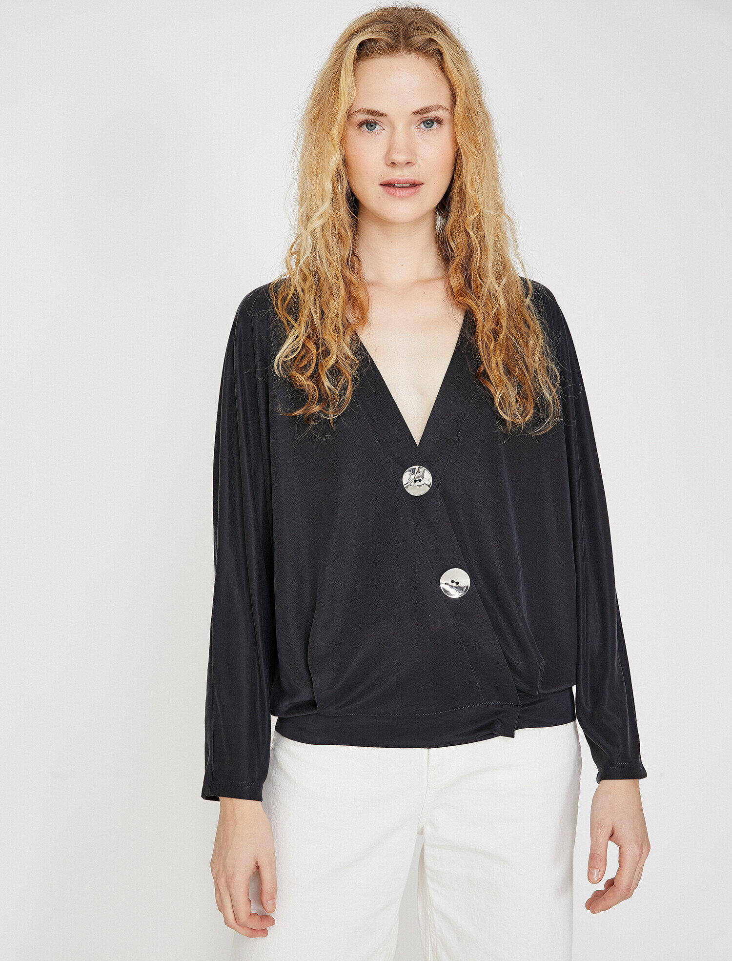   Düğme Detaylı Tişört