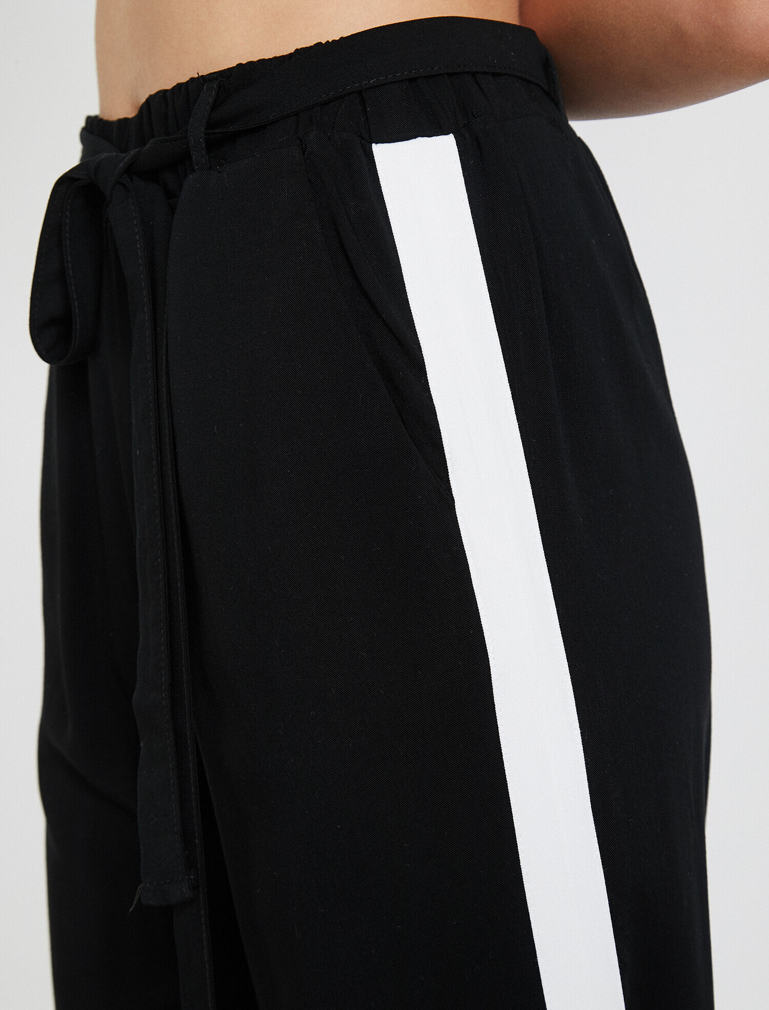   Bağcıklı Şerit Detaylı Pantolon