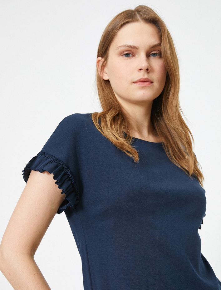  Bisiklet Yaka Kısa Kollu Fırfır Detaylı Tişört