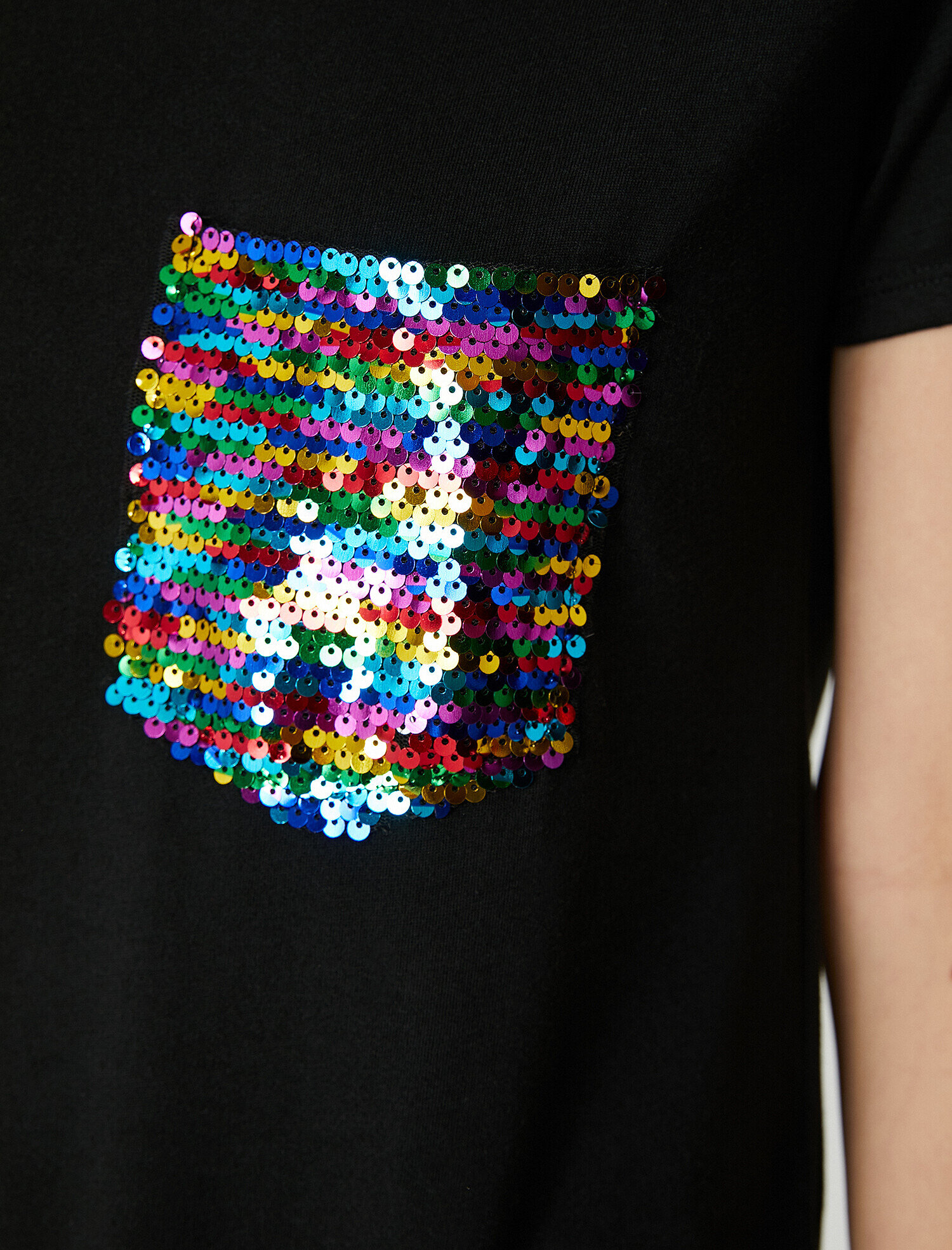 Pul Detaylı Tişört