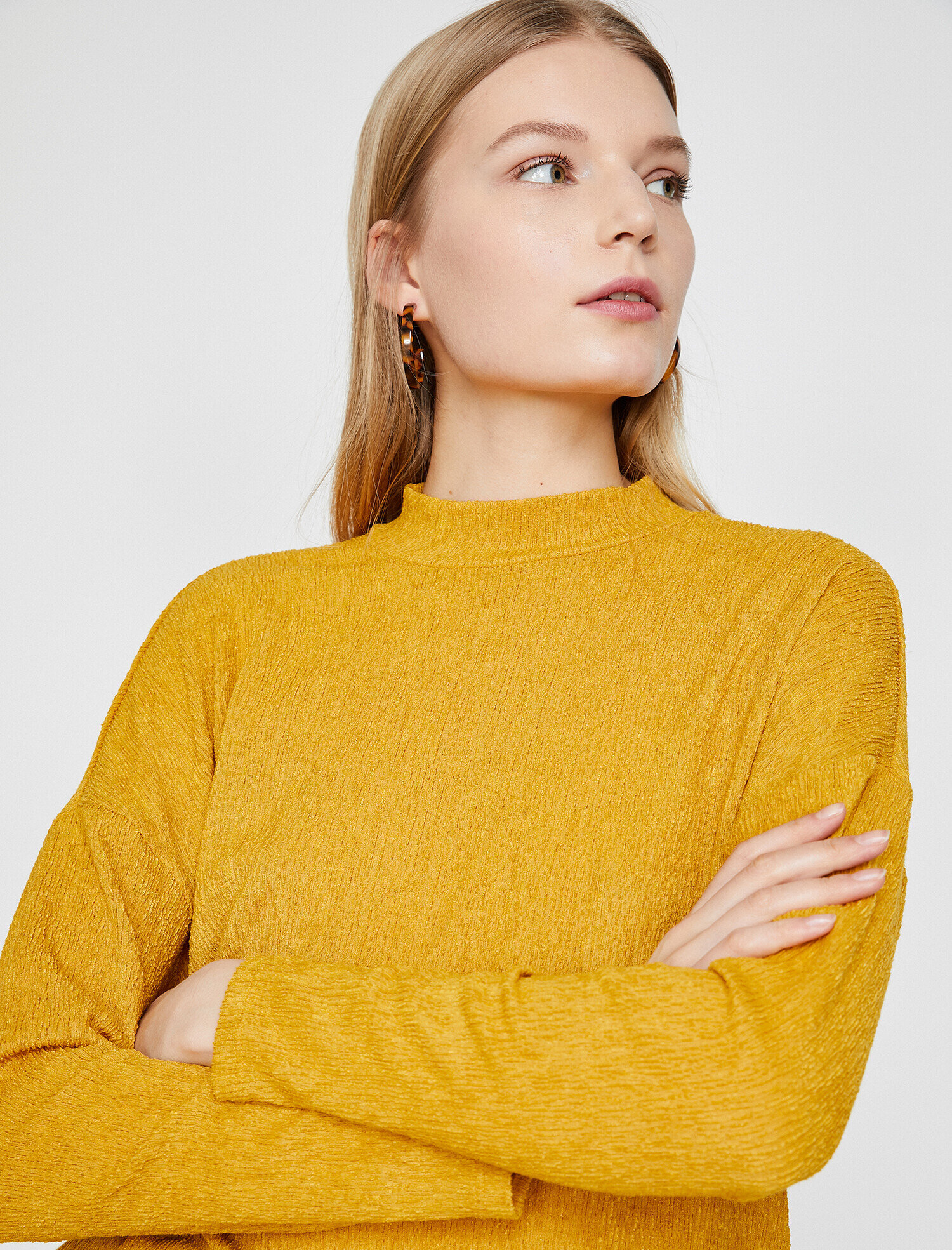 Yüksek Yaka Tişört