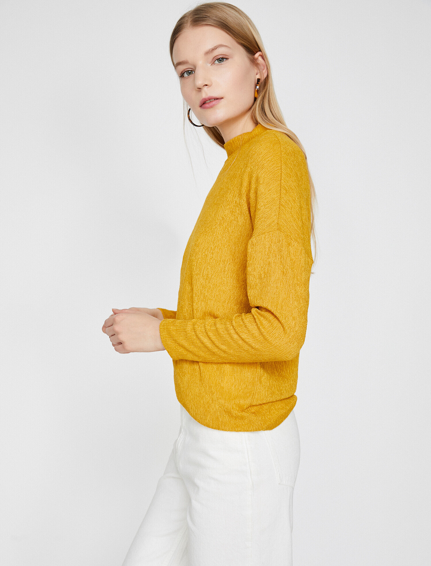 Yüksek Yaka Tişört