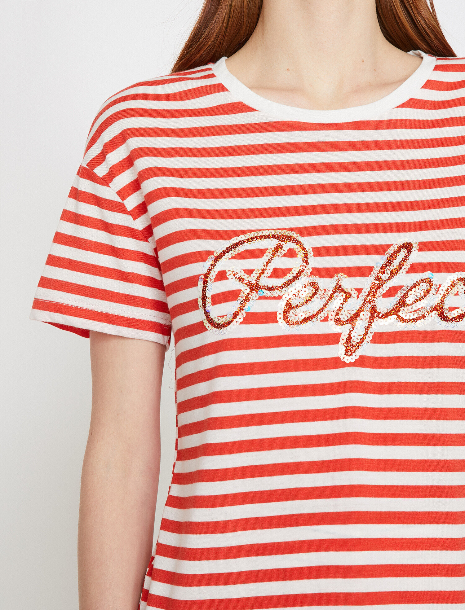   Pul Detaylı Tişört