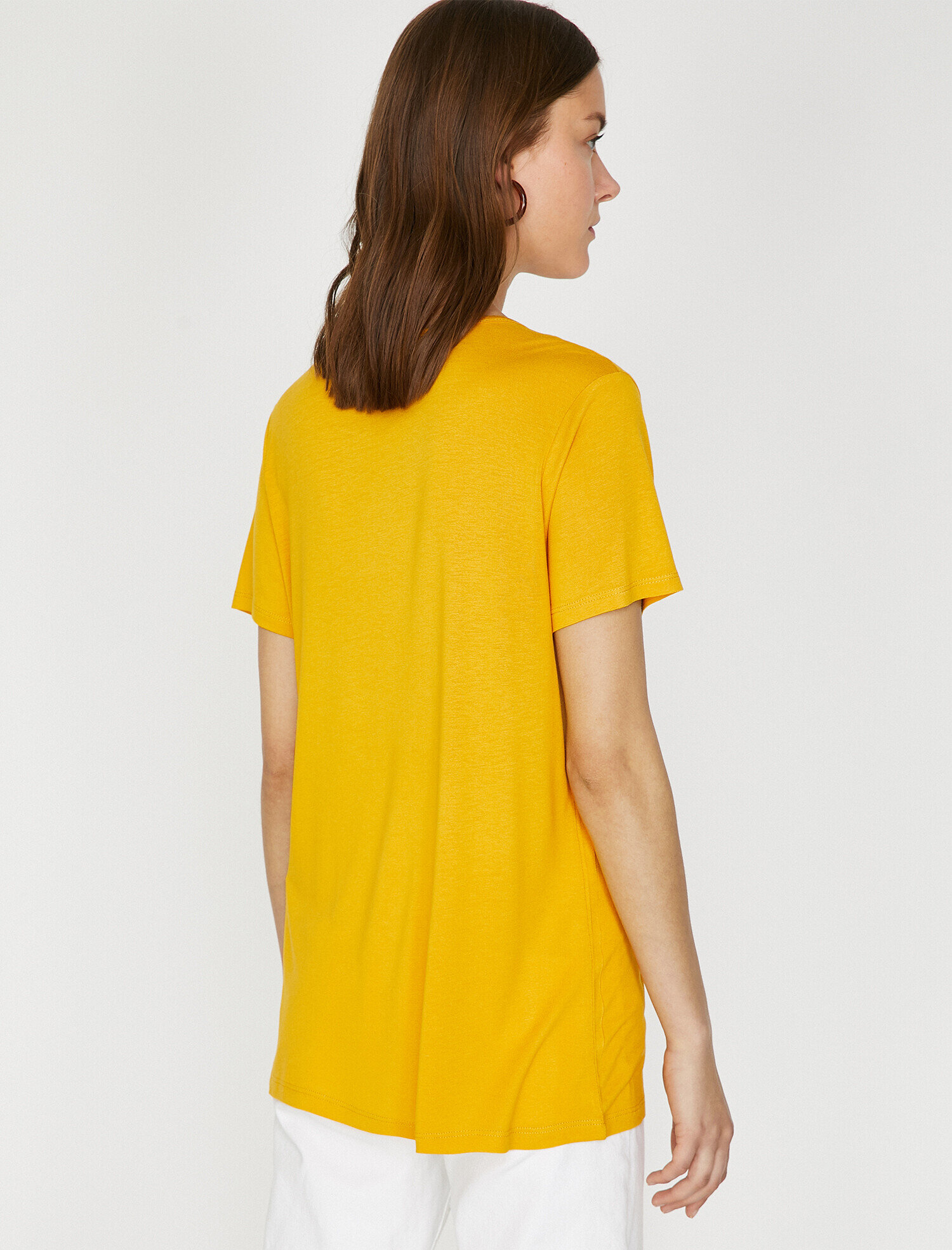   Yaka Detaylı Tişört