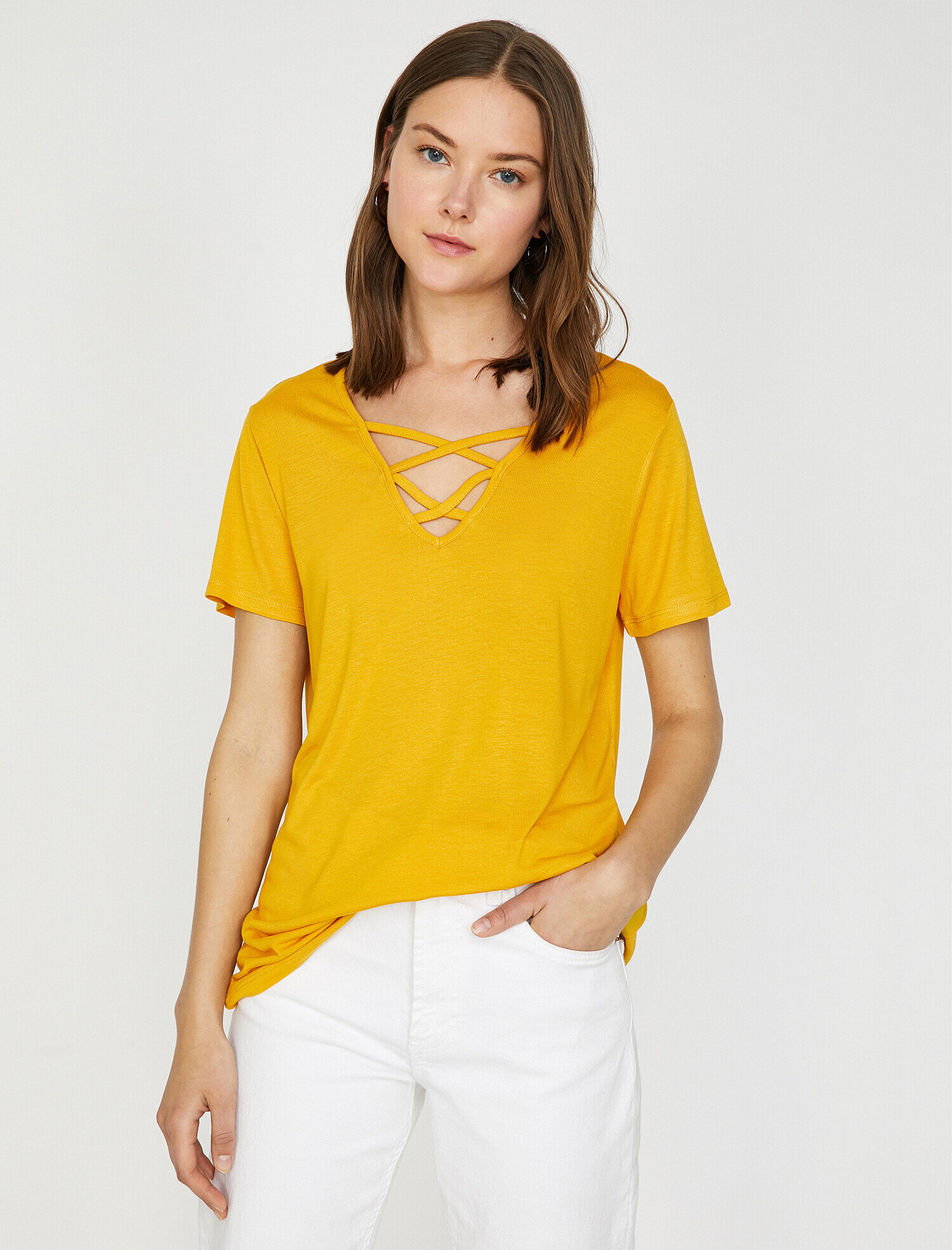   Yaka Detaylı Tişört