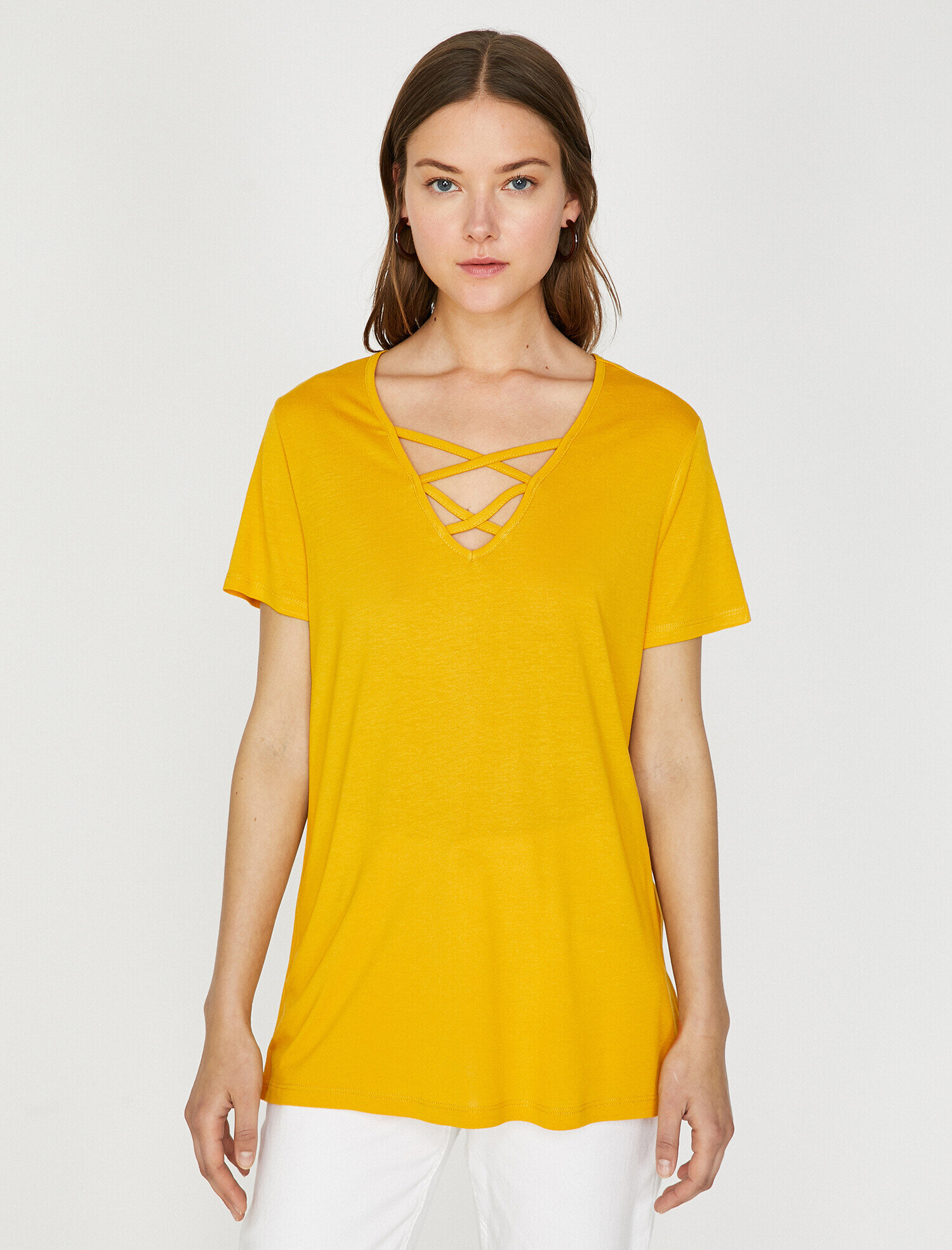   Yaka Detaylı Tişört