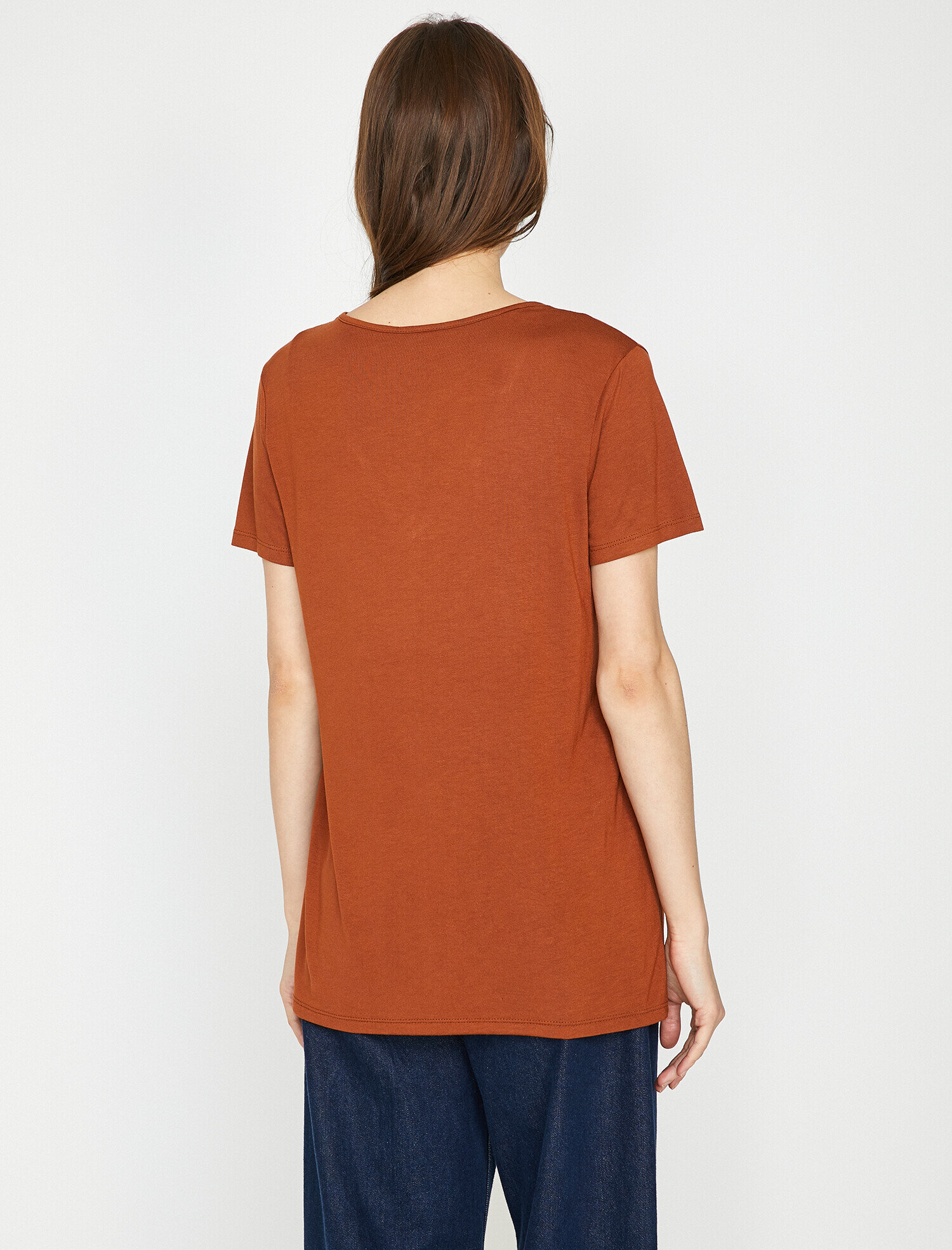   Yaka Detaylı Tişört