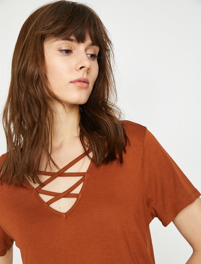  Yaka Detaylı Tişört