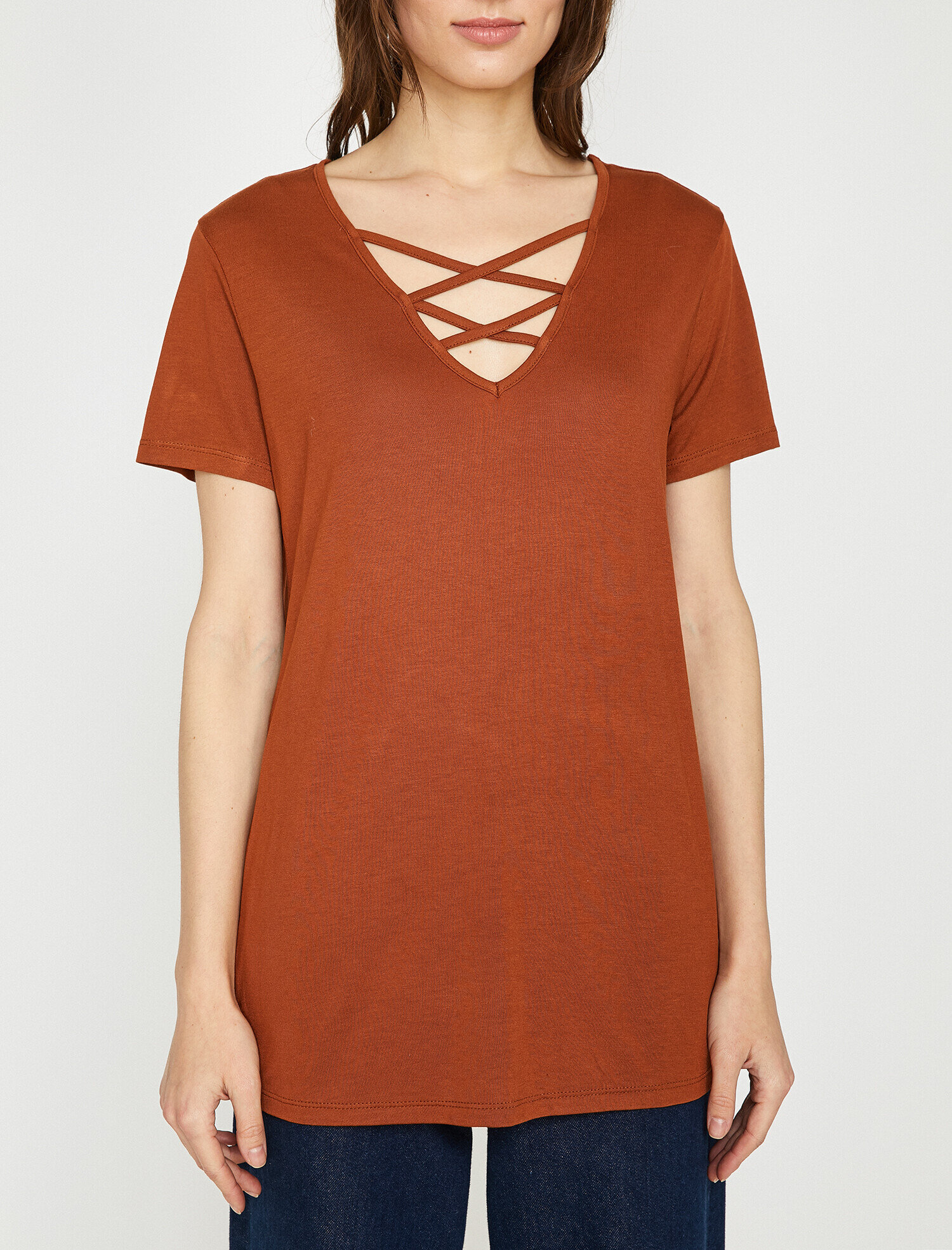   Yaka Detaylı Tişört