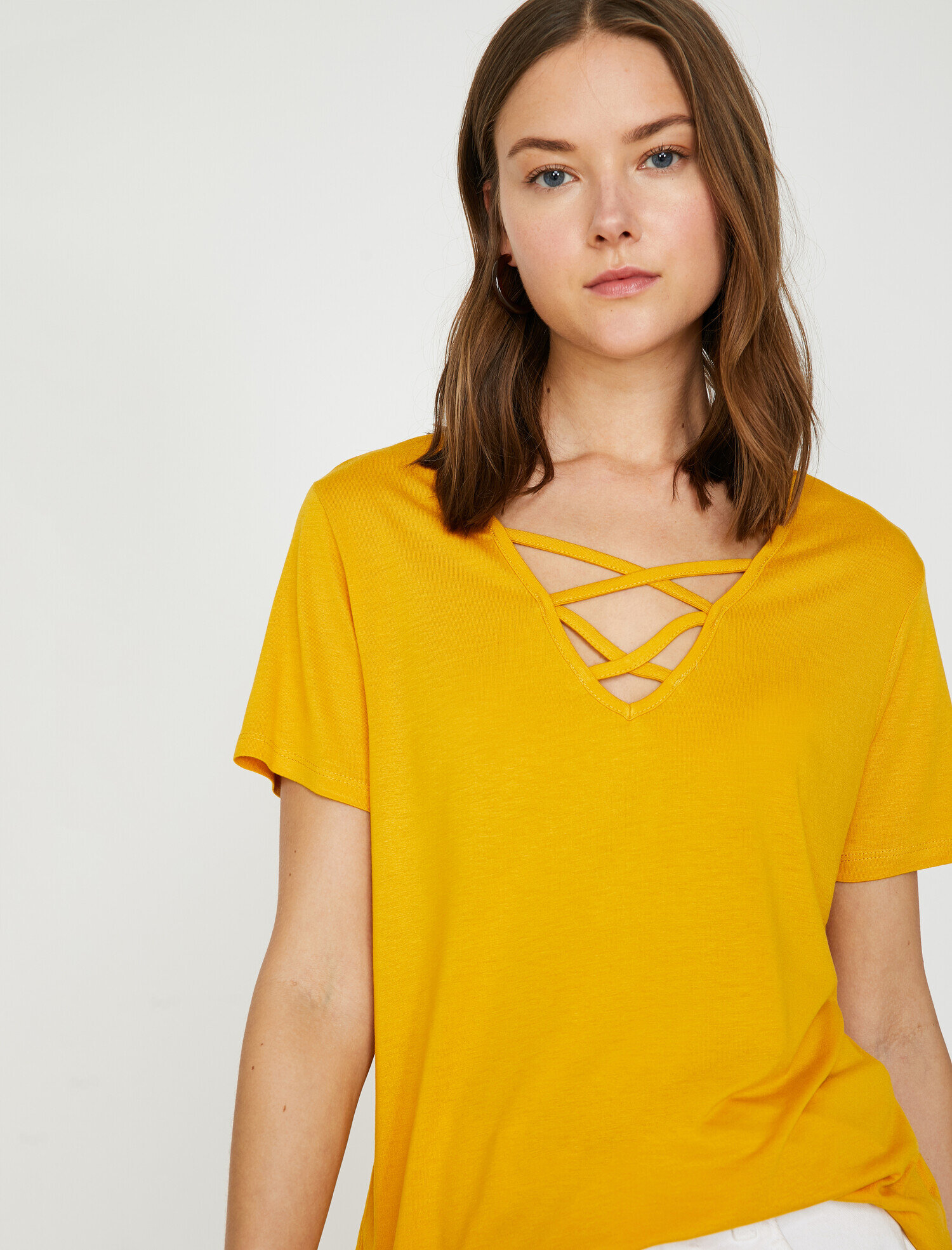   Yaka Detaylı Tişört