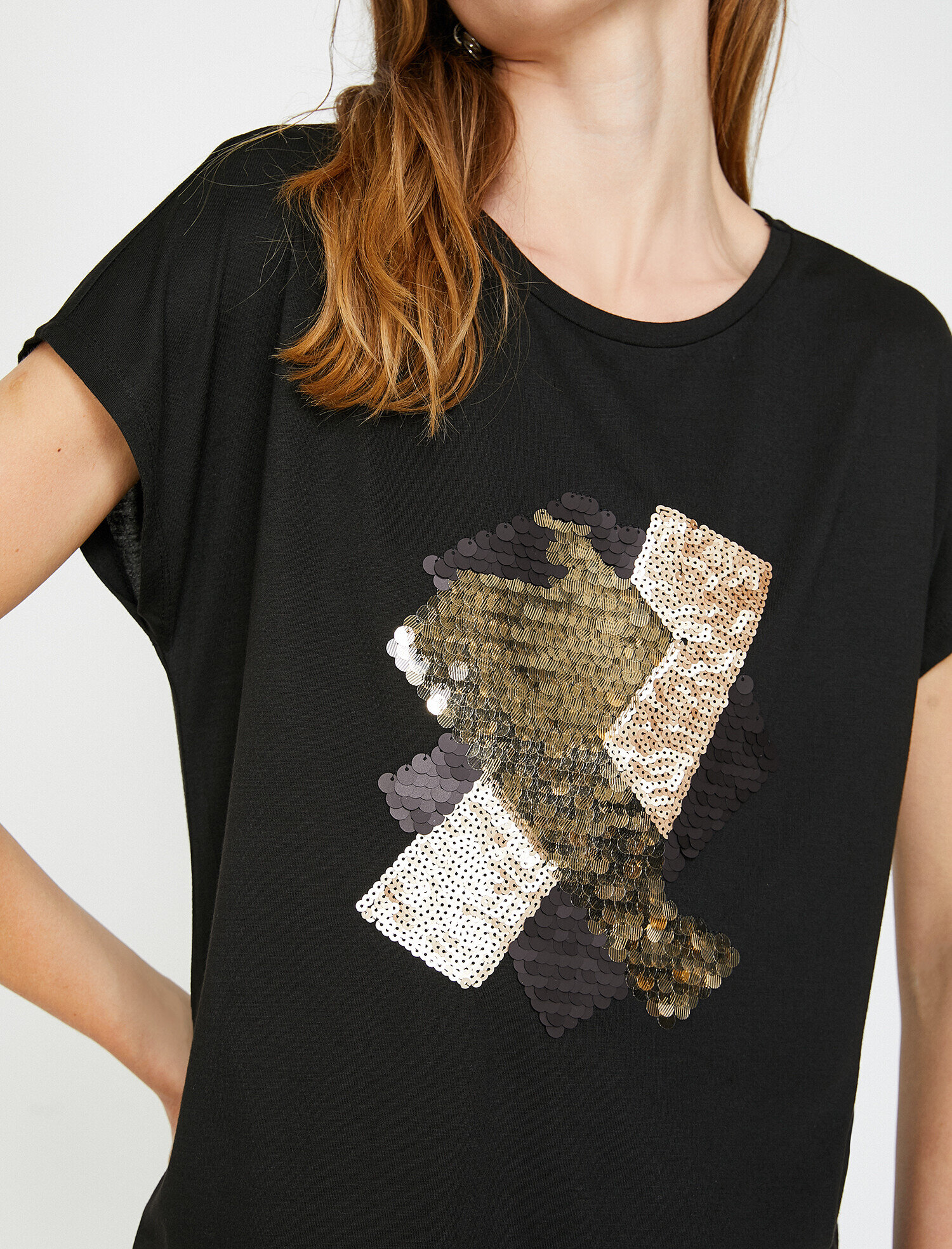   Pul Detaylı Tişört