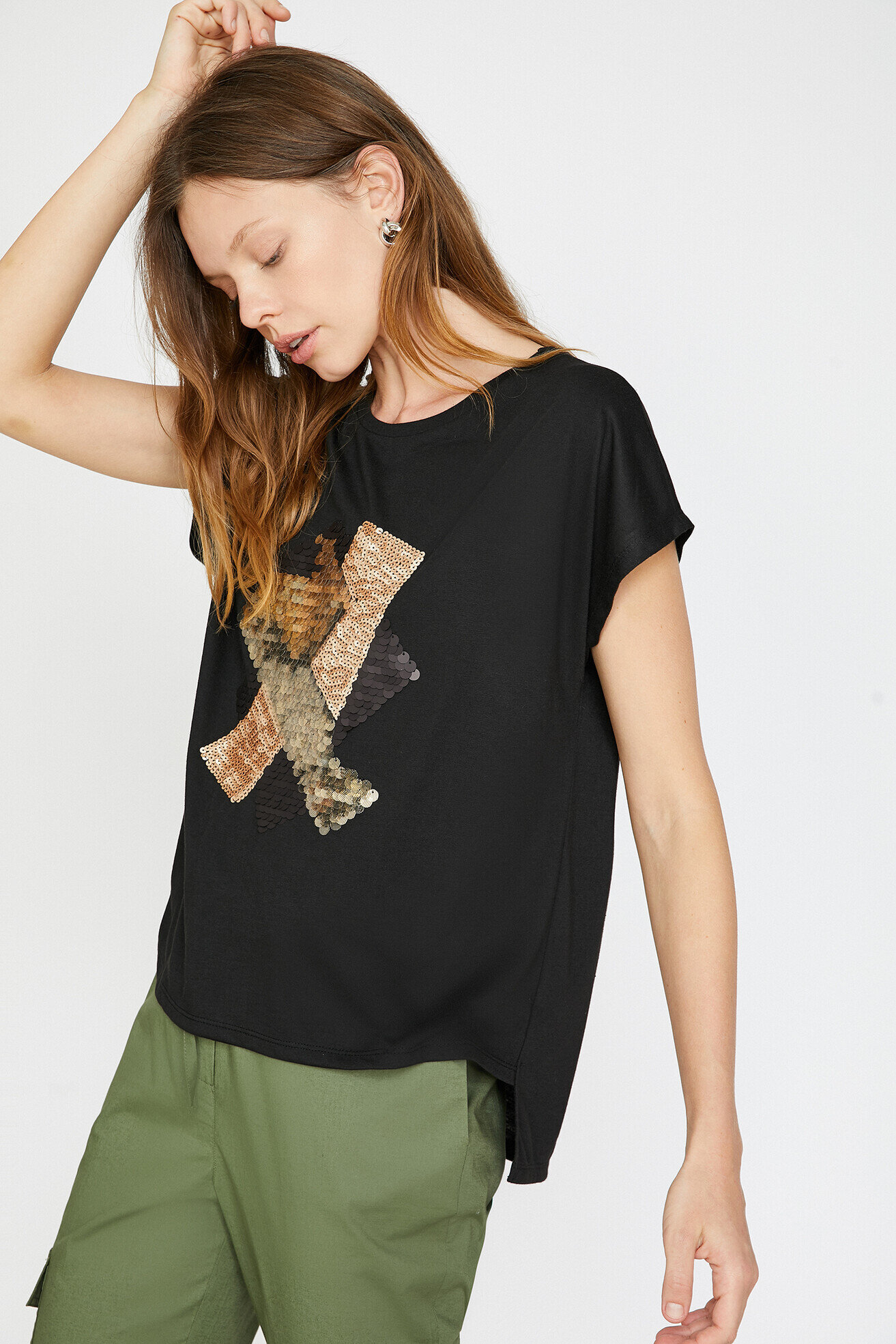   Pul Detaylı Tişört