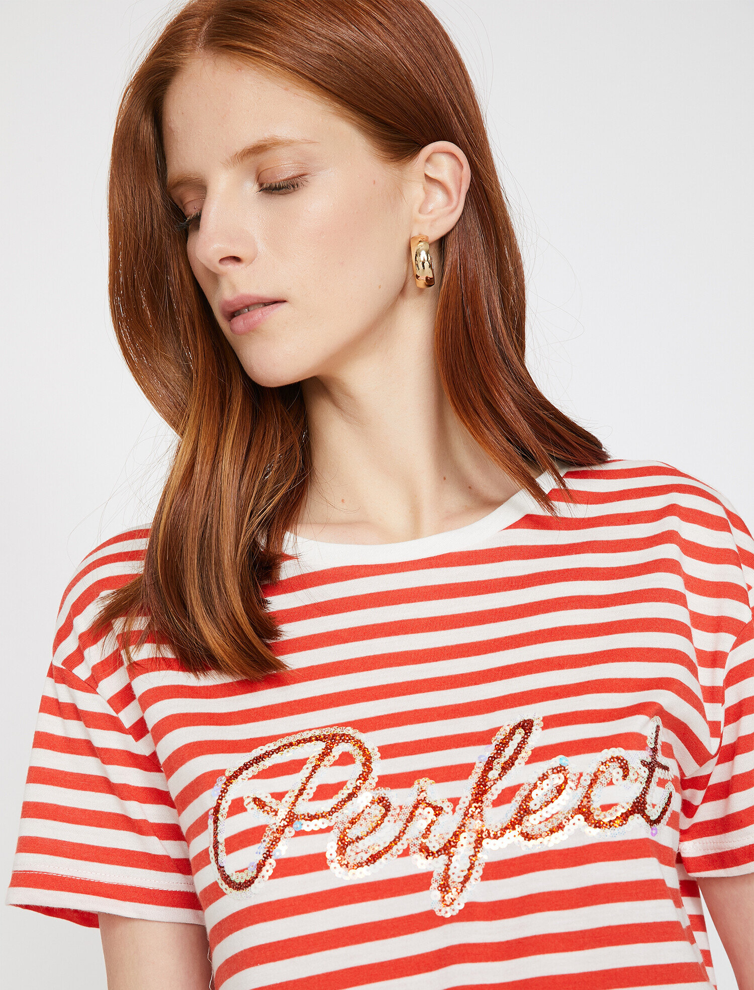   Pul Detaylı Tişört