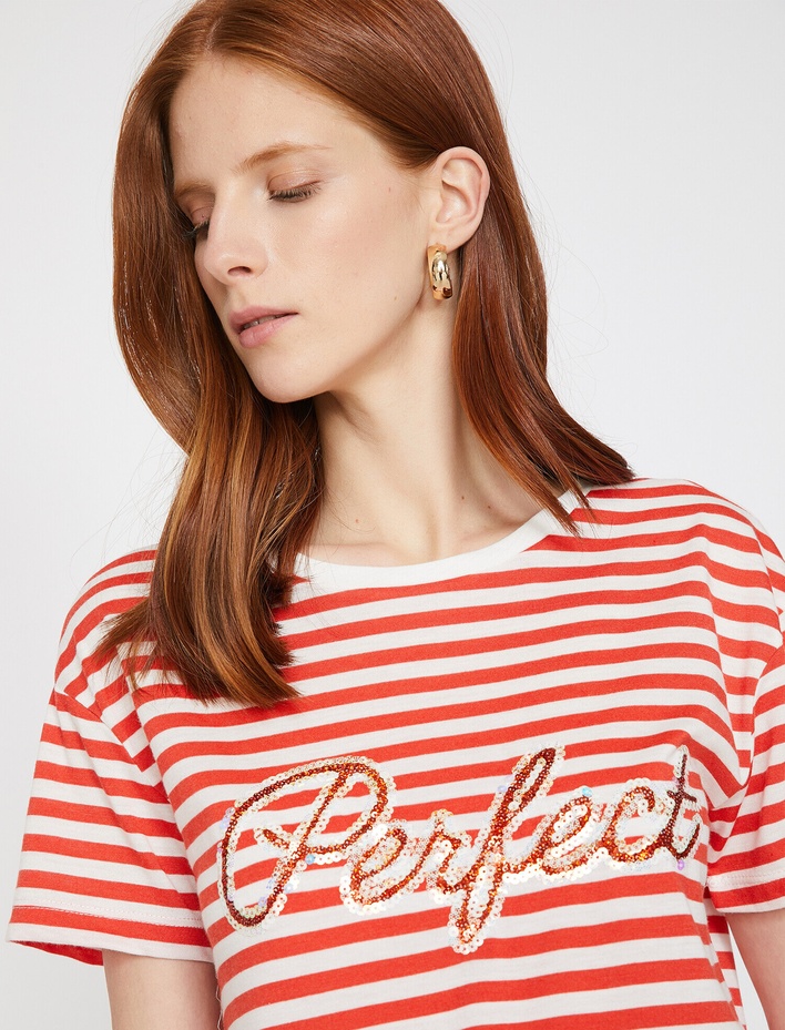  Pul Detaylı Tişört