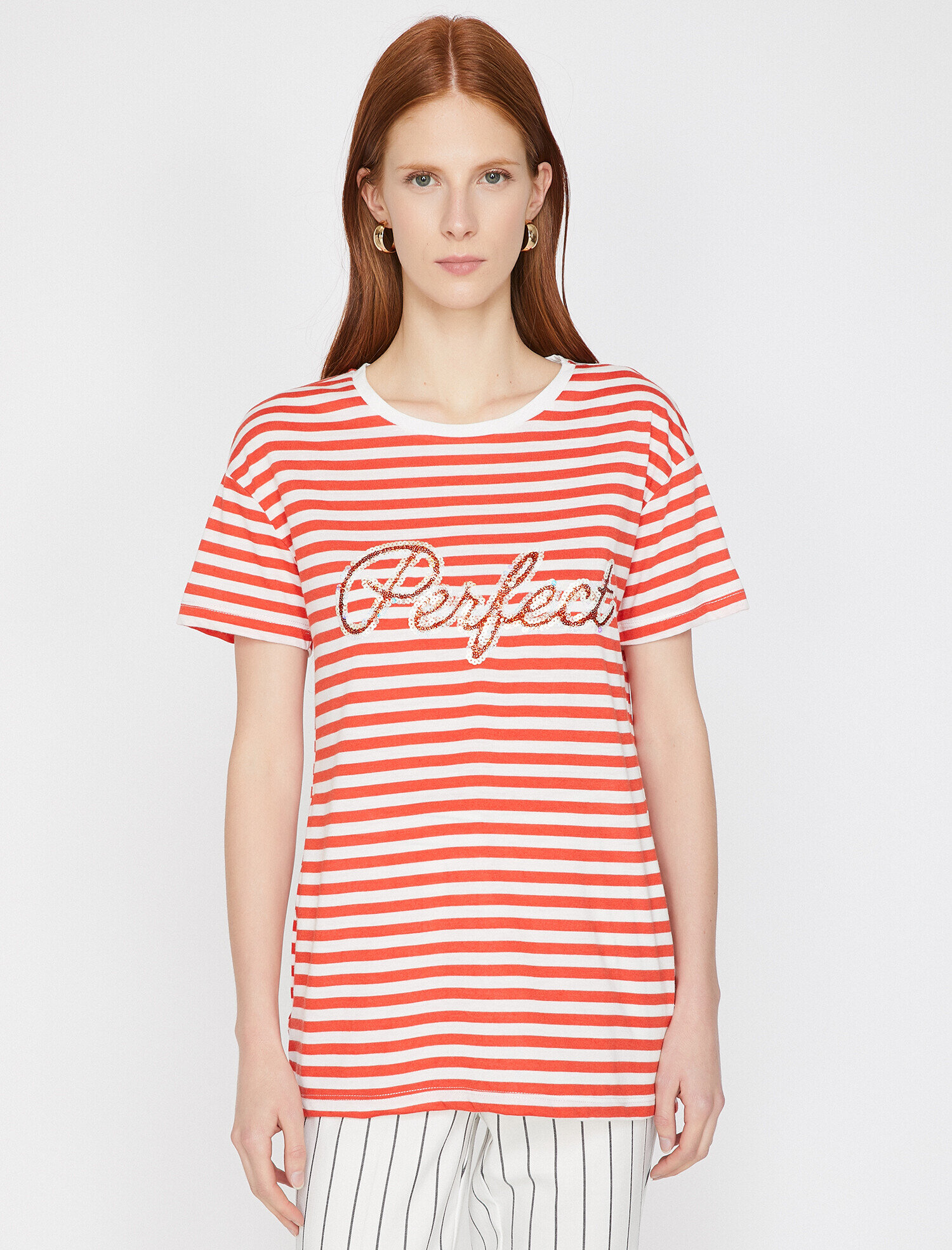   Pul Detaylı Tişört