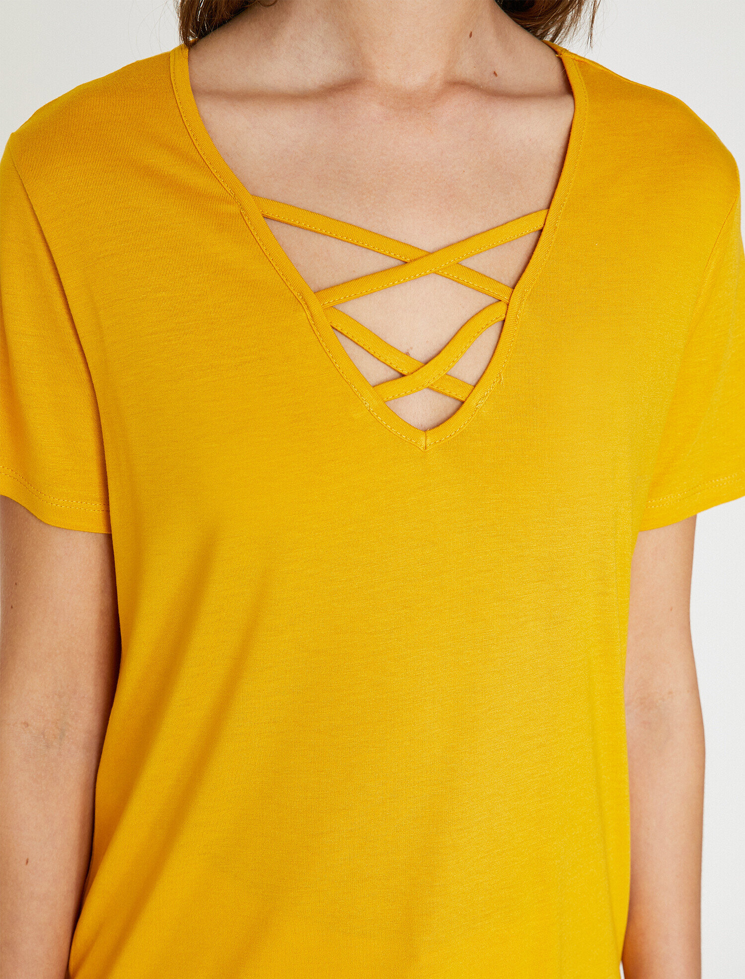   Yaka Detaylı Tişört