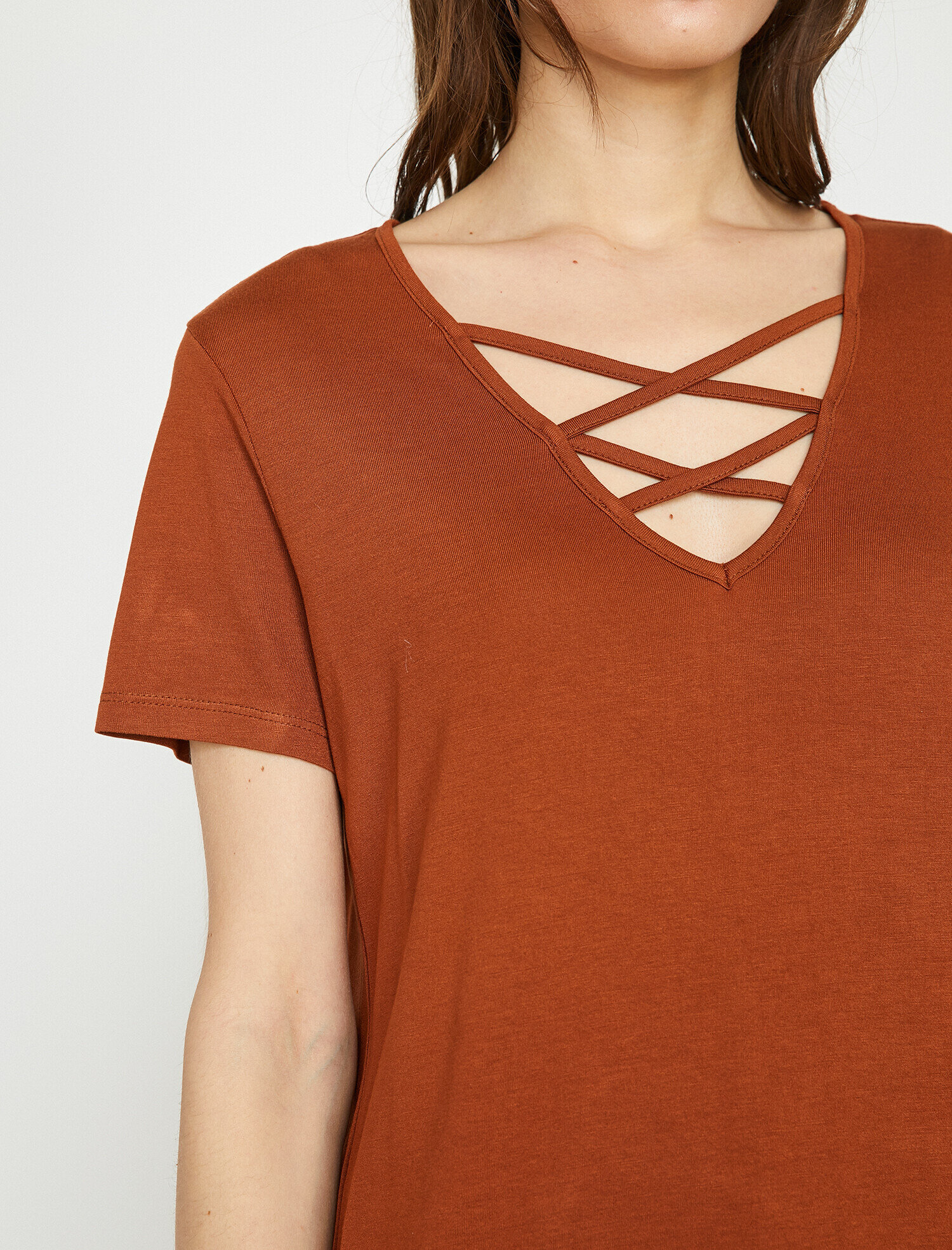   Yaka Detaylı Tişört