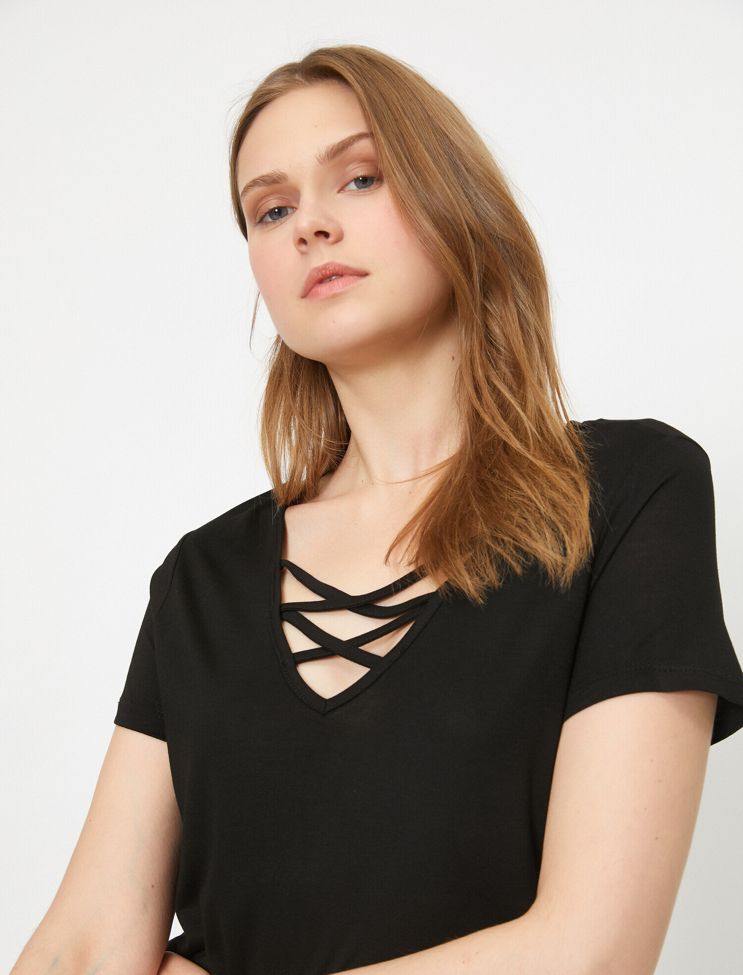   Yaka Detaylı Tişört