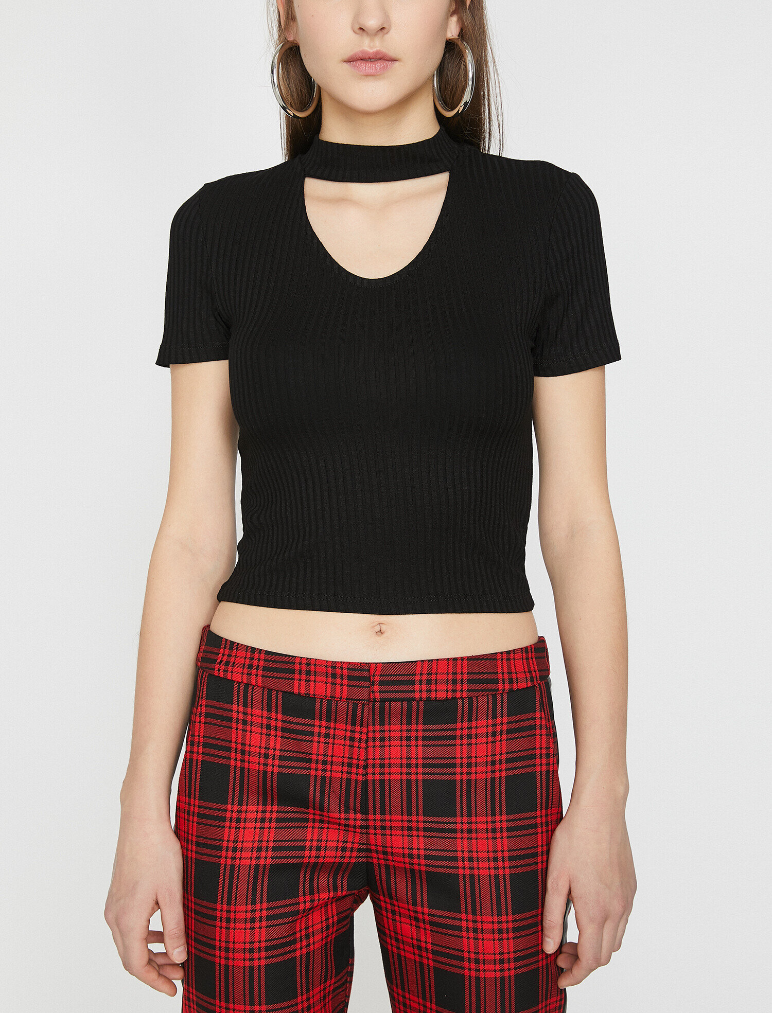   Yaka Detaylı Tişört