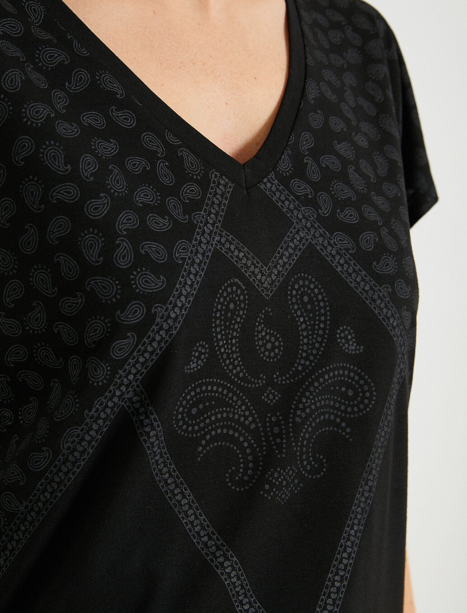   Desenli Tişört V Yaka Kısa Kollu