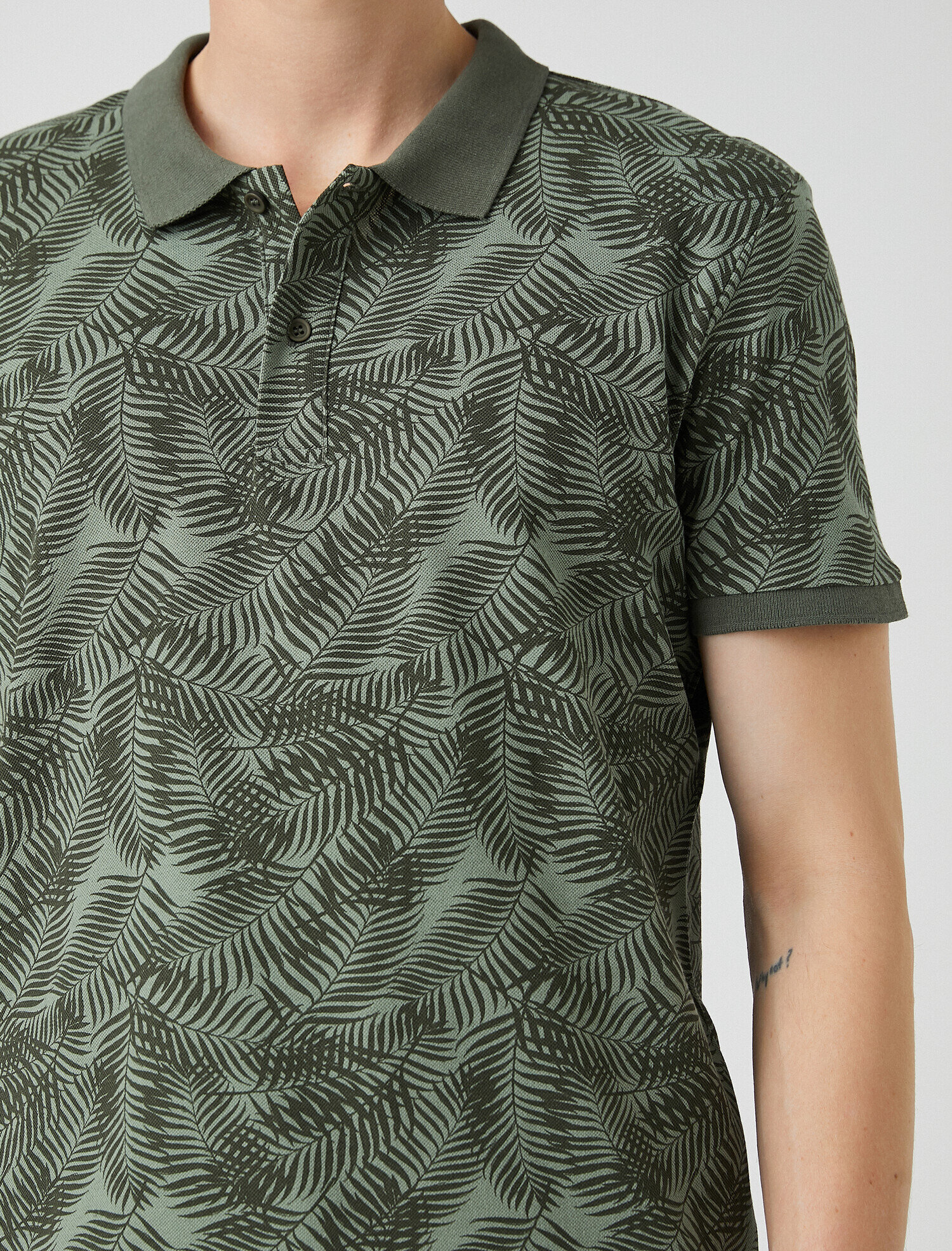   Yaprak Desenli Polo Tişört