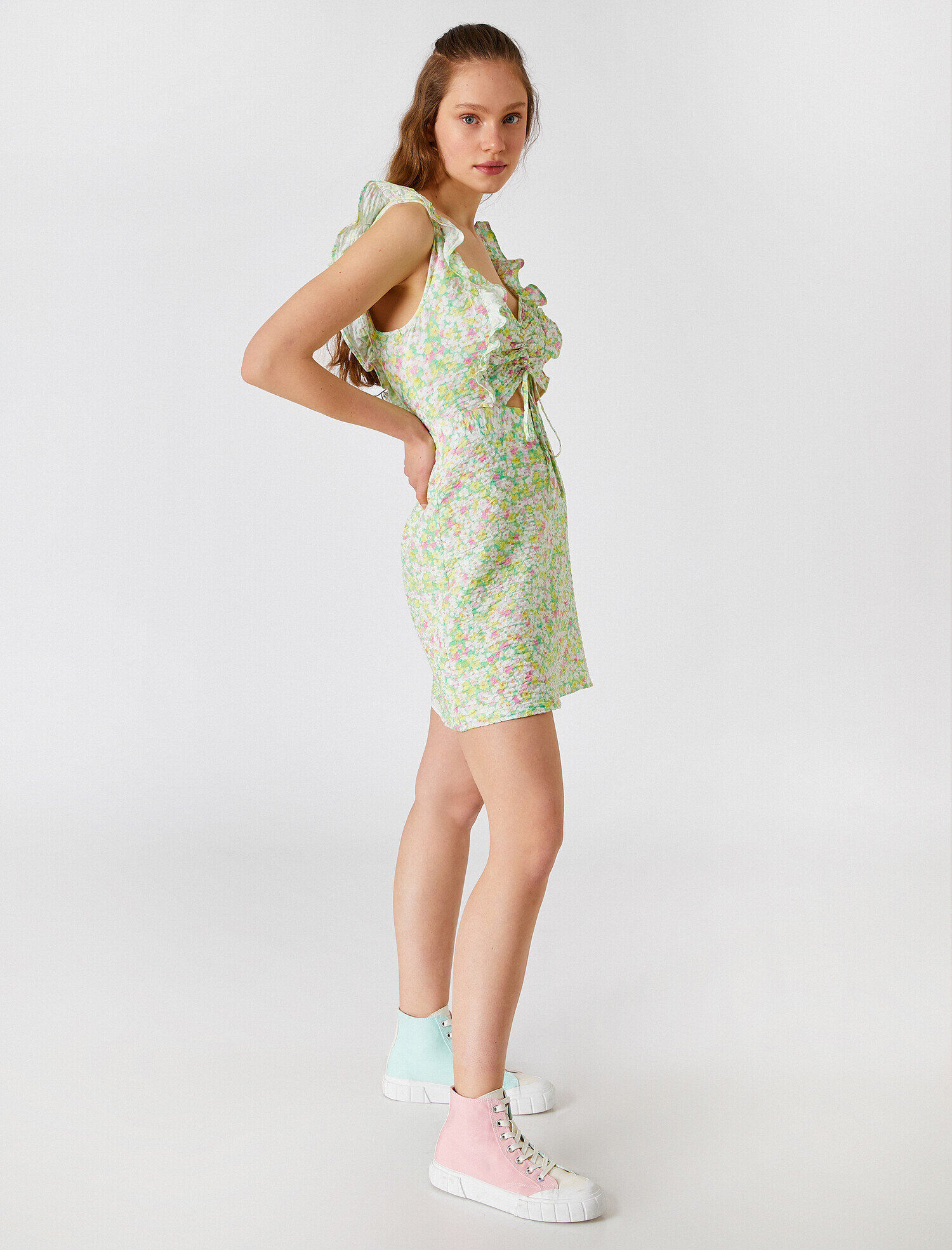 Çiçekli Mini Elbise Kolsuz Fırfırlı Büzgülü