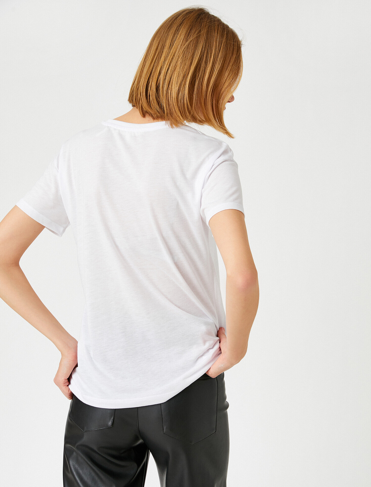   Pul Detaylı Slogan Baskılı Kısa Kollu Tişört