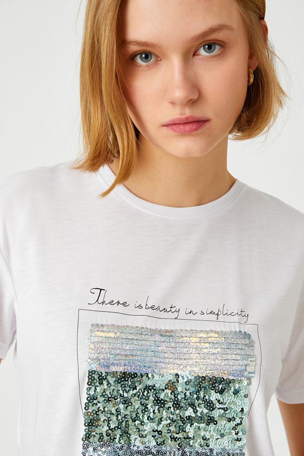  Pul Detaylı Slogan Baskılı Kısa Kollu Tişört