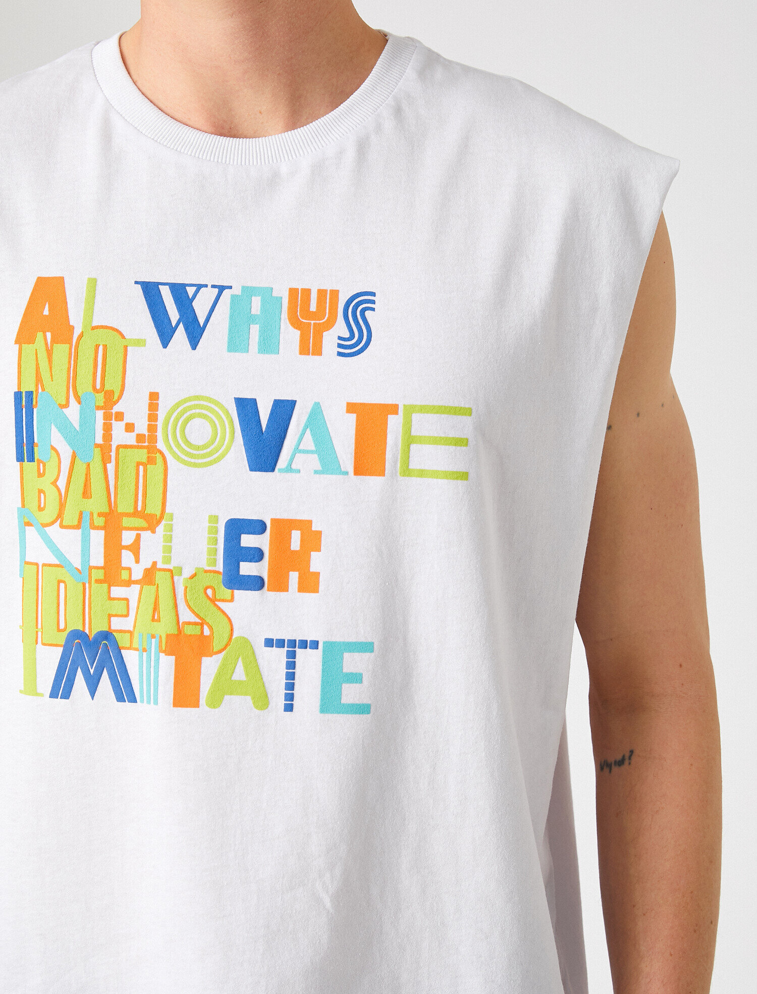   Kolsuz Baskılı Kolsuz Tişört