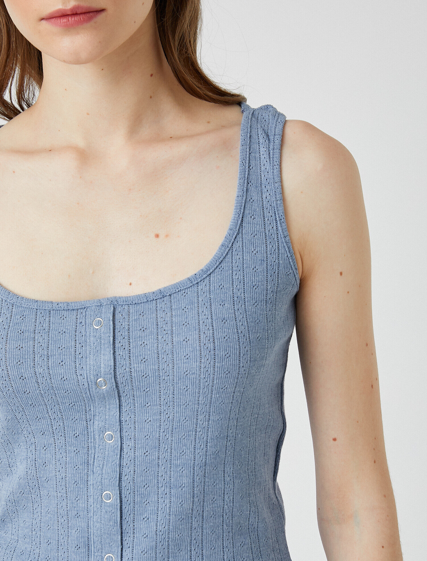   U Yaka Düğme Detaylı Atlet