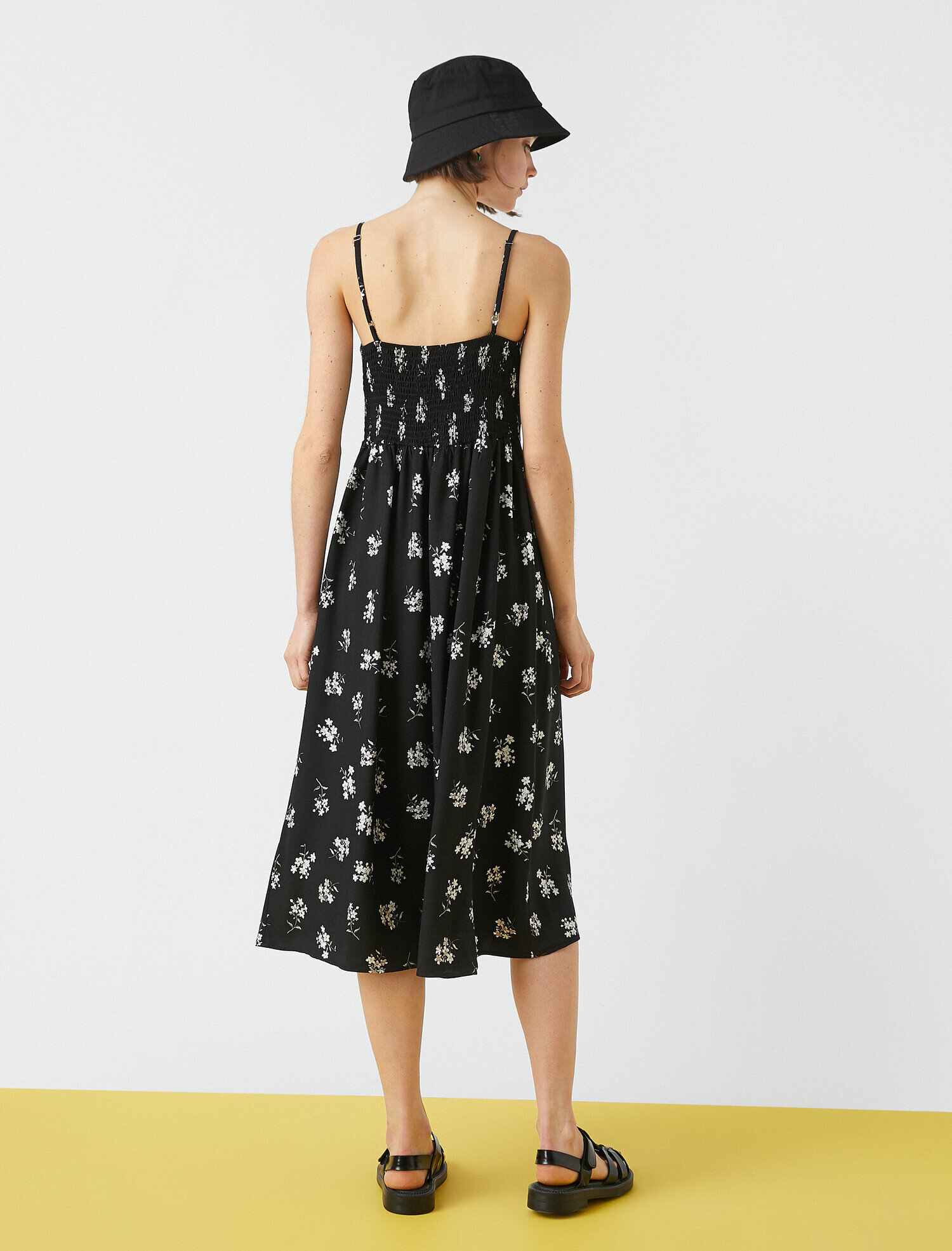   Askılı V Yaka Düğme Detaylı Çiçek Baskılı Uzun Elbise