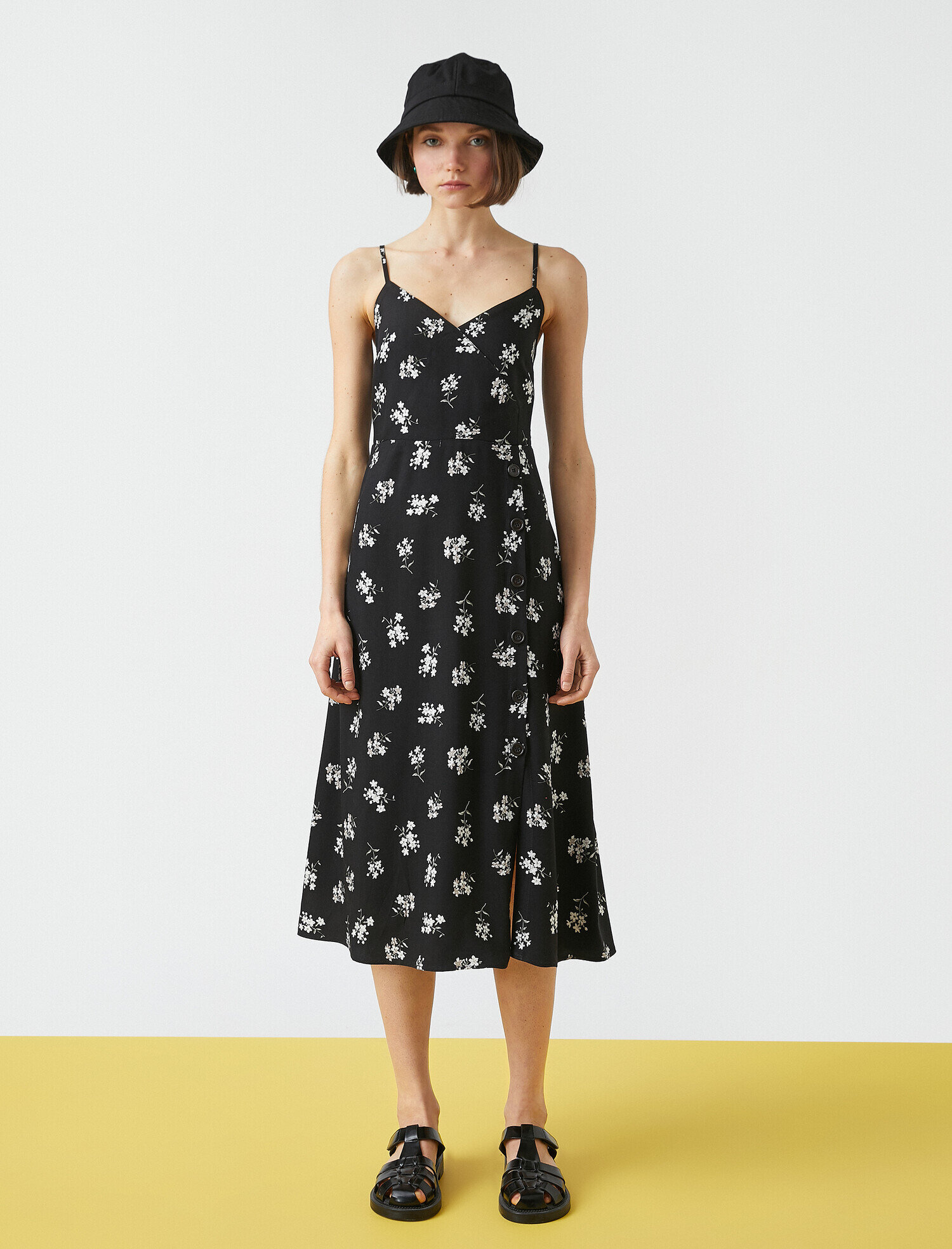   Askılı V Yaka Düğme Detaylı Çiçek Baskılı Uzun Elbise