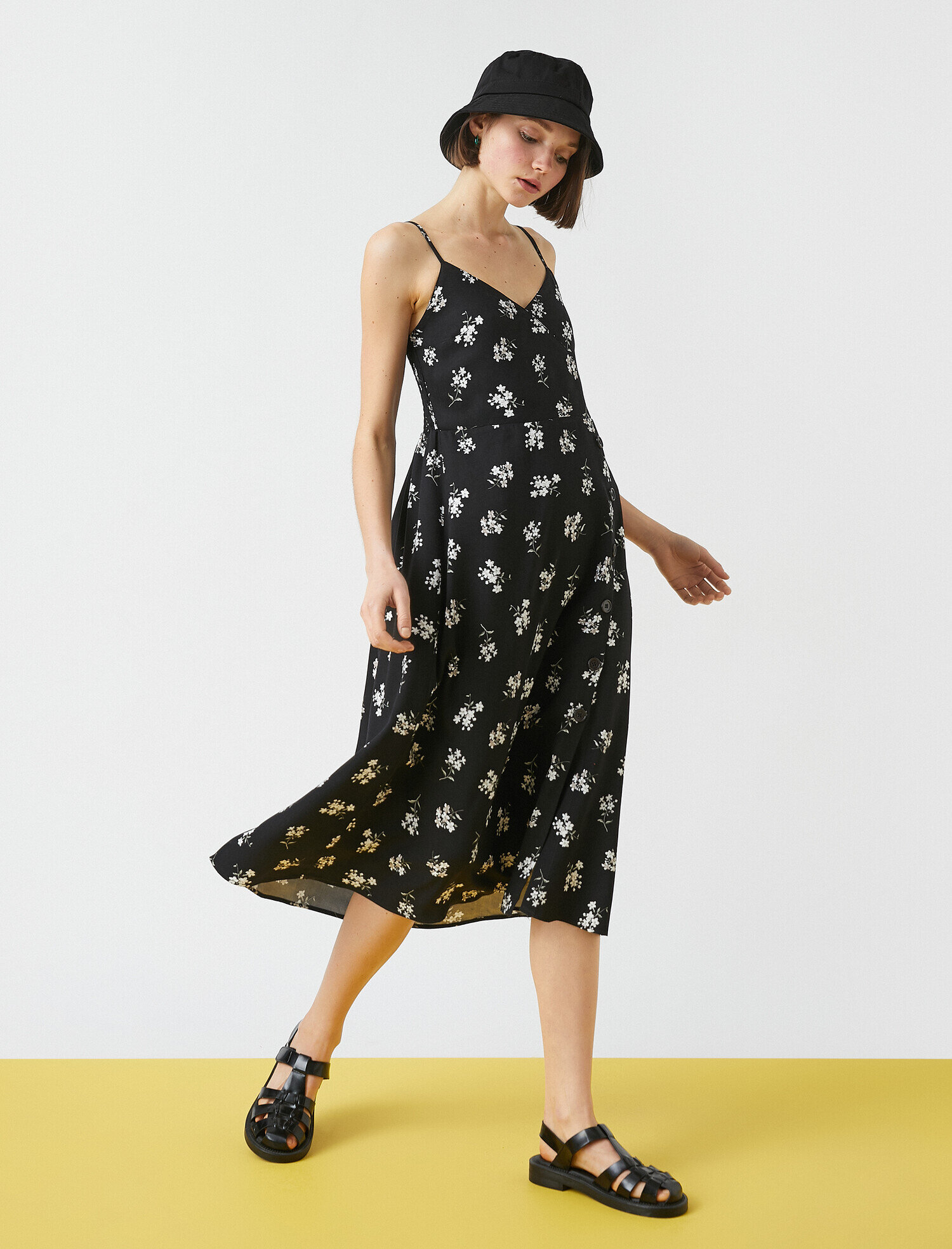   Askılı V Yaka Düğme Detaylı Çiçek Baskılı Uzun Elbise