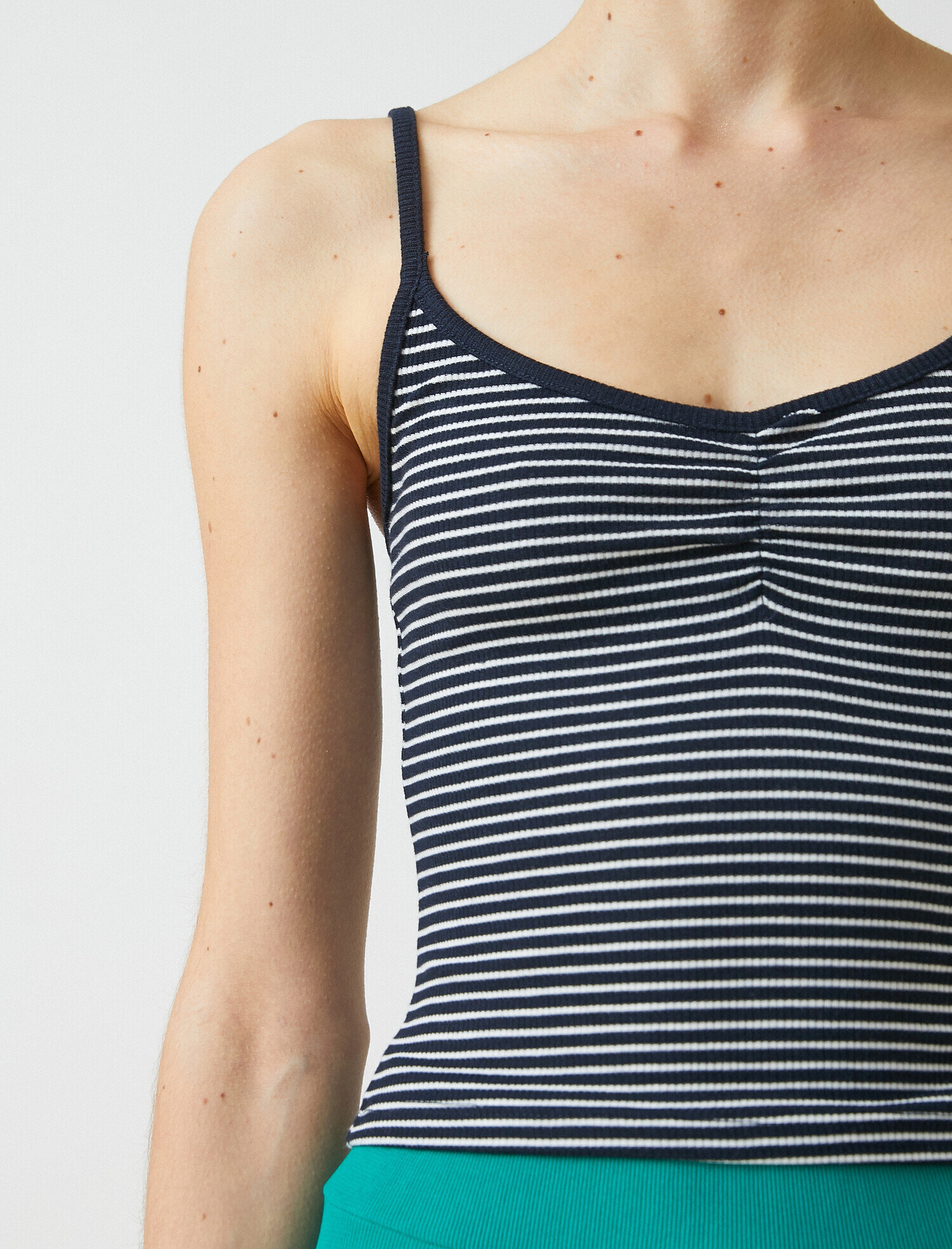   Atlet İnce Askılı Yaka Detaylı