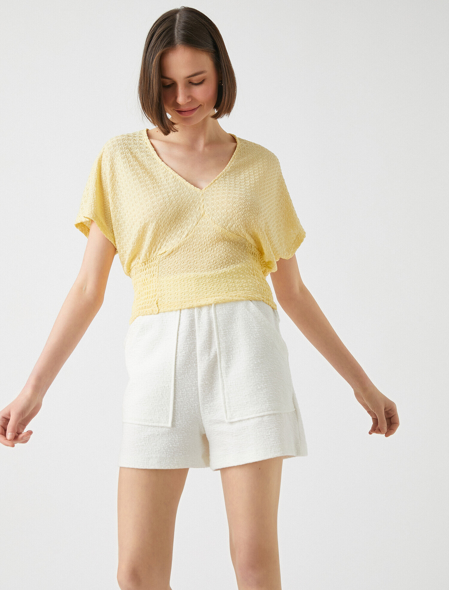   V Yaka Kısa Kollu Tişört