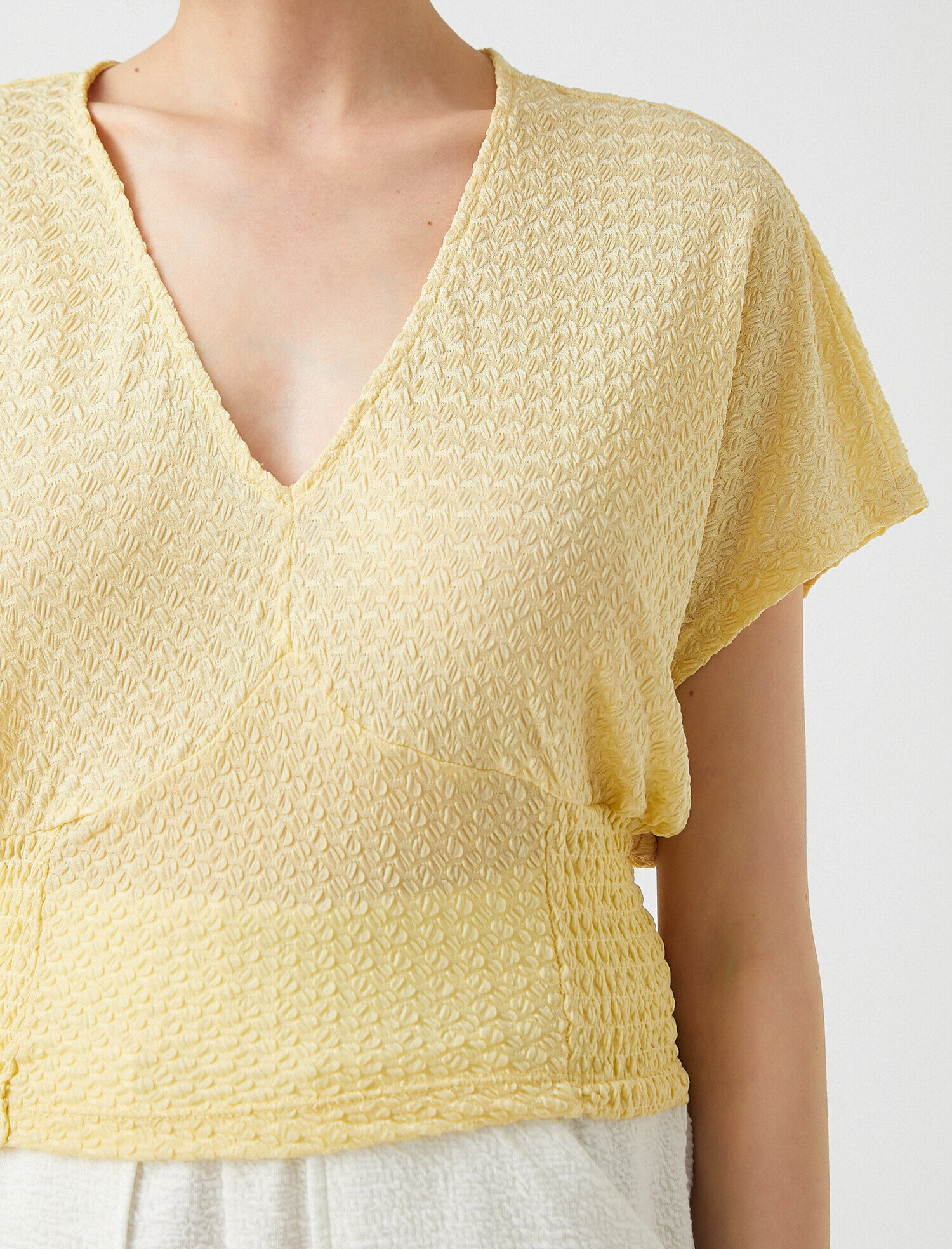   V Yaka Kısa Kollu Tişört