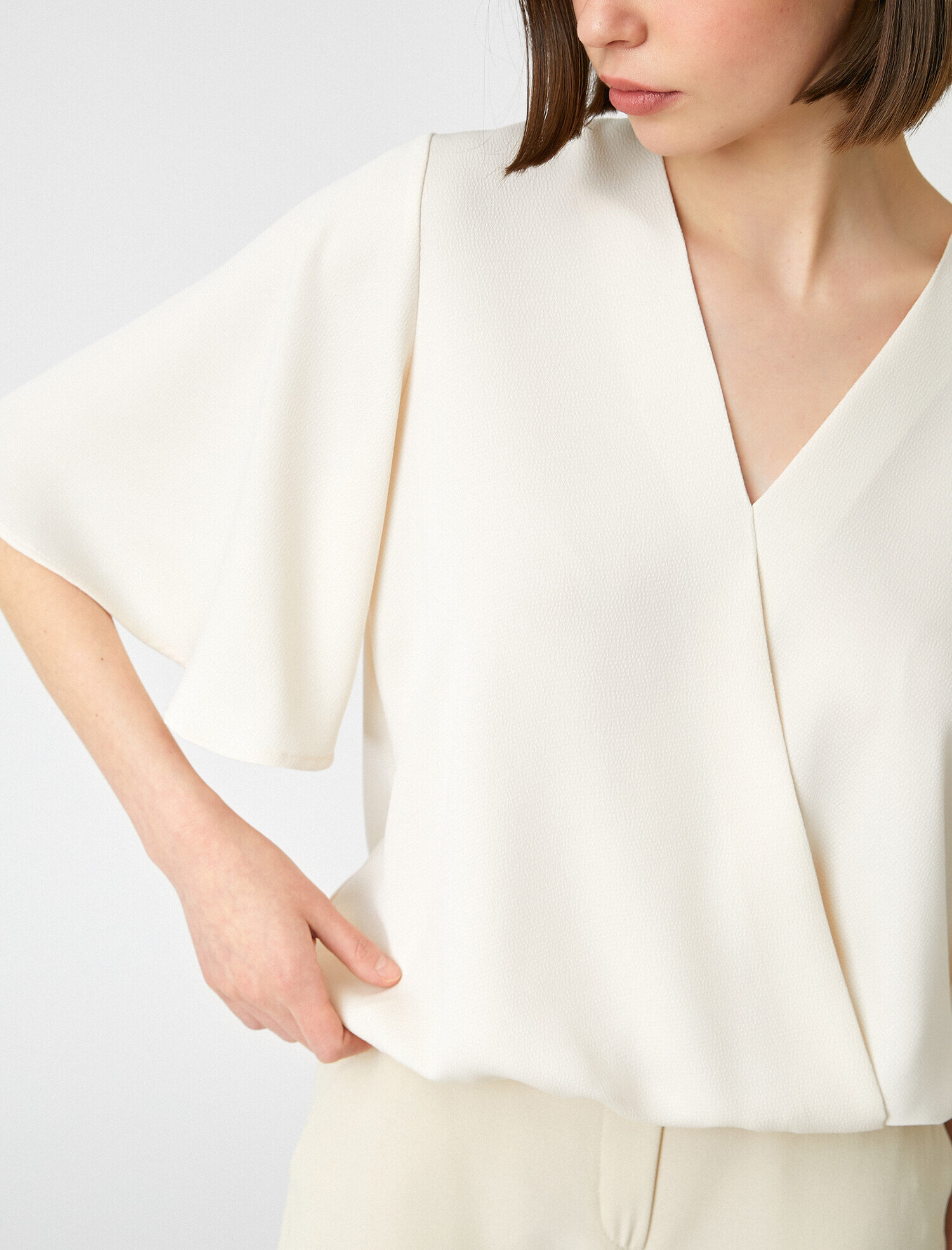   V Yaka Kısa Kollu Bluz